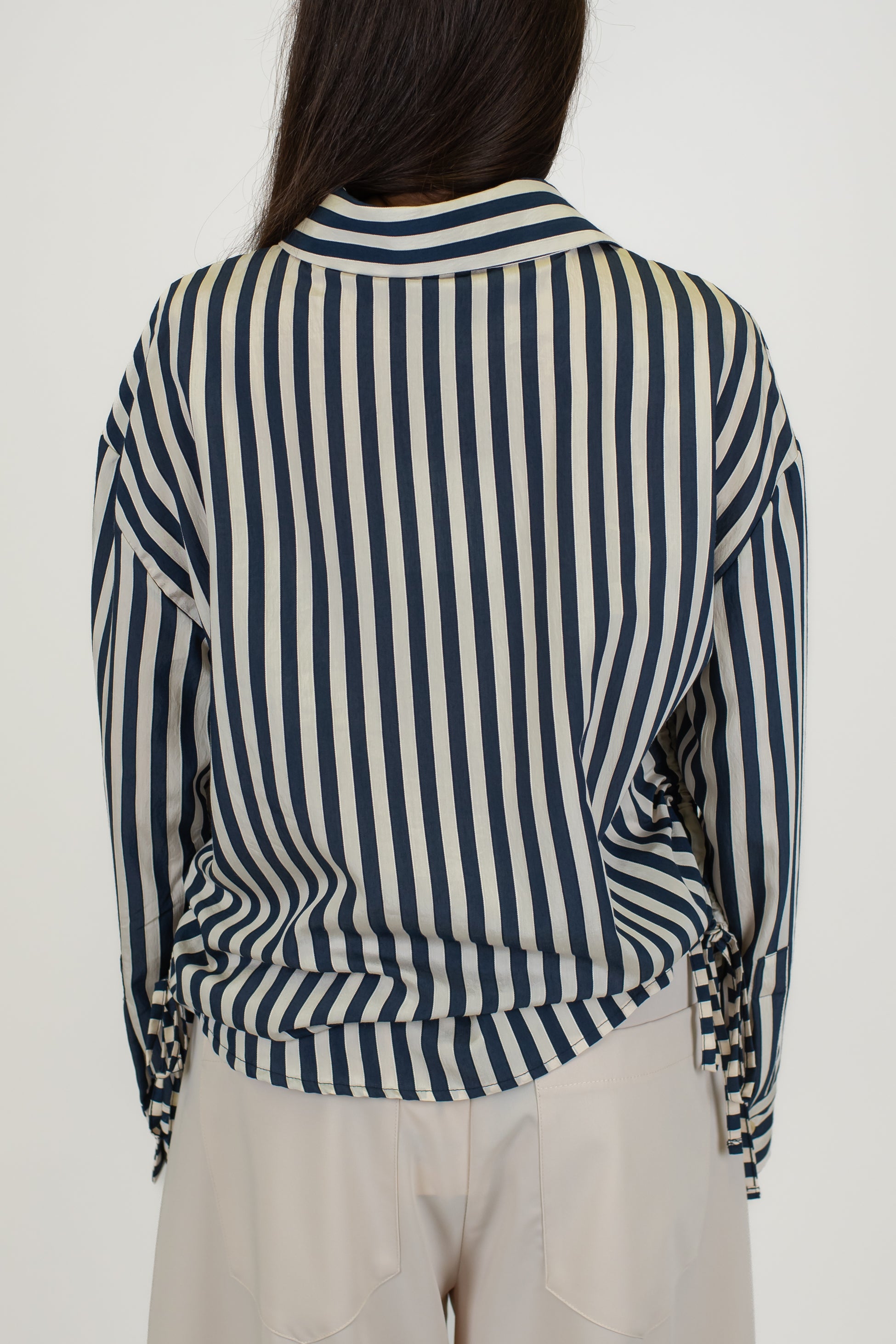 Tensione in - Camicia rigata con coulisse laterale