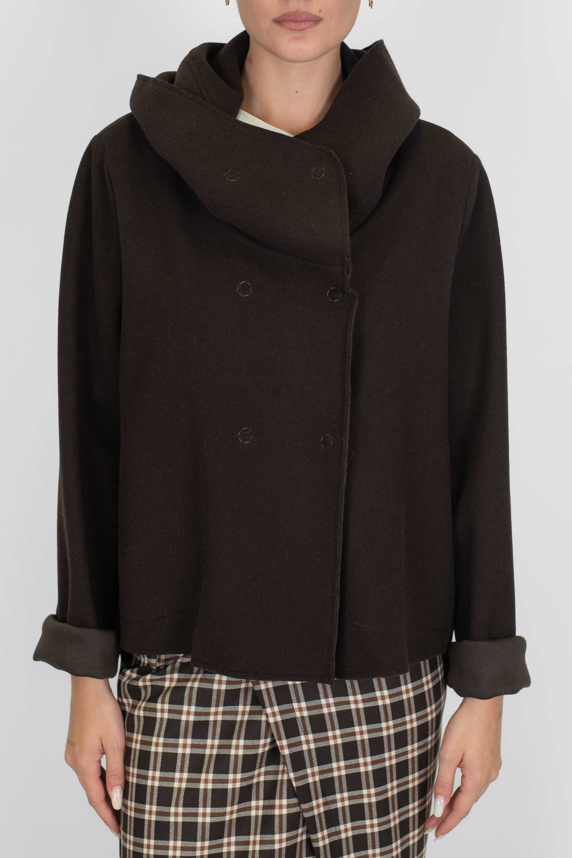 Tensione in - Cappetta doppiopetto in panno con cappuccio