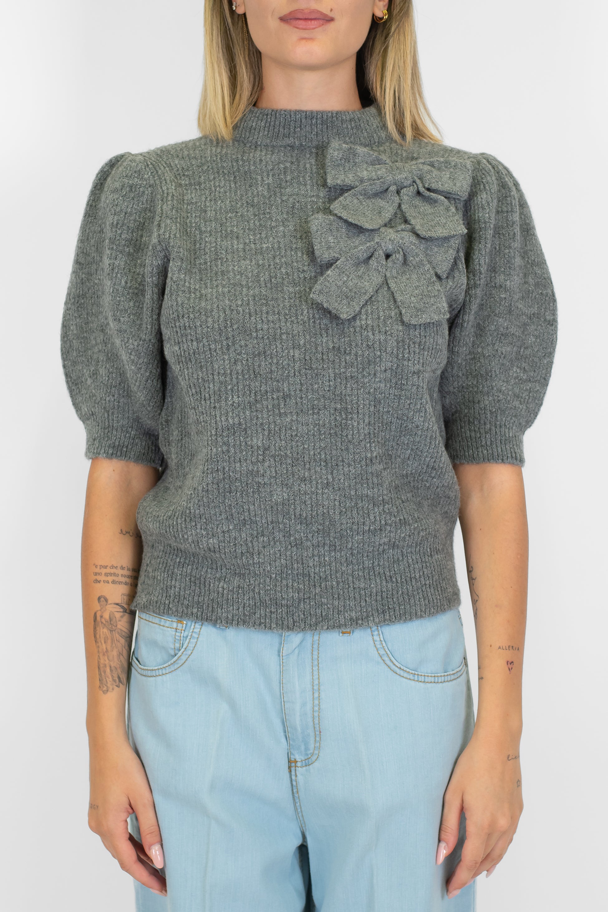 Kontatto - Maglia a coste mezzamanica a sbuffo in misto lana con collo cratere e fiocchi