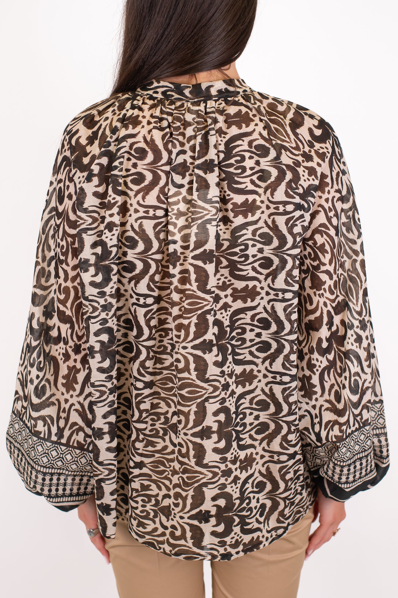 Tensione in - Camicia fantasia etnica in mussola di cotone con con collo coreano, profilo con frange e nappine