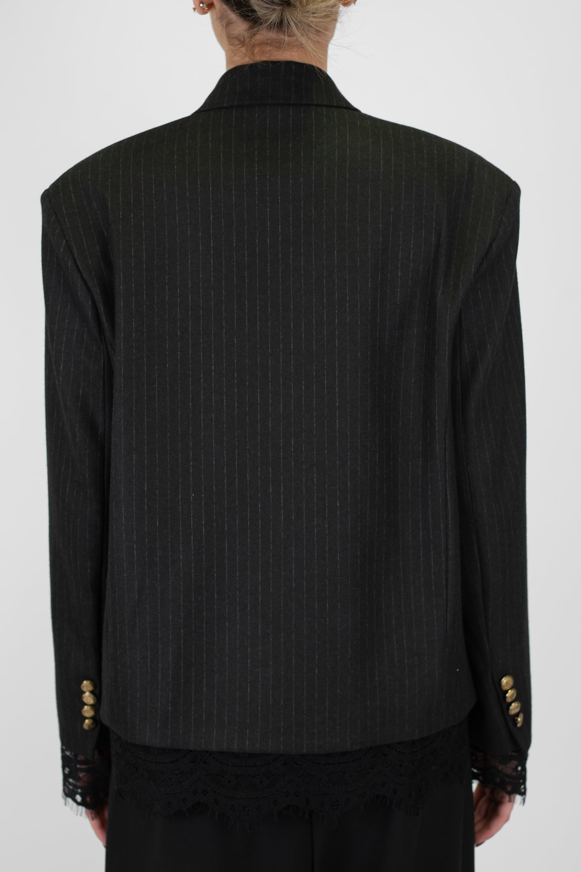 Tensione in - Giacca doppiopetto crop gessata con spilla gioiello