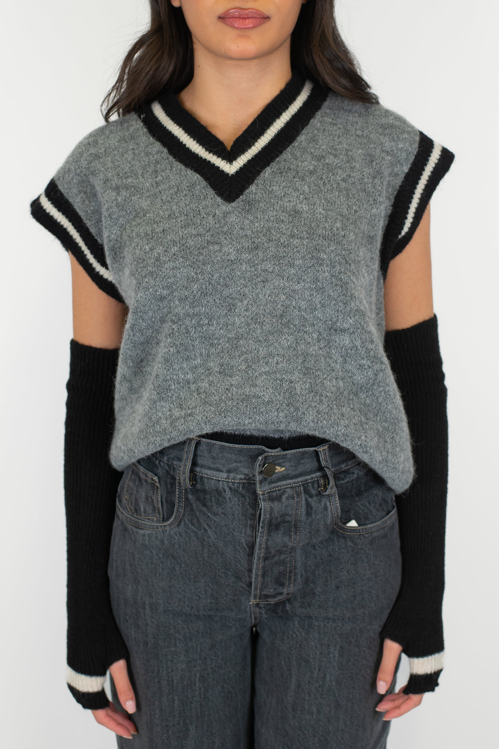 Tensione in - Maglia scollo a V in misto lana con manicotti a contrasto