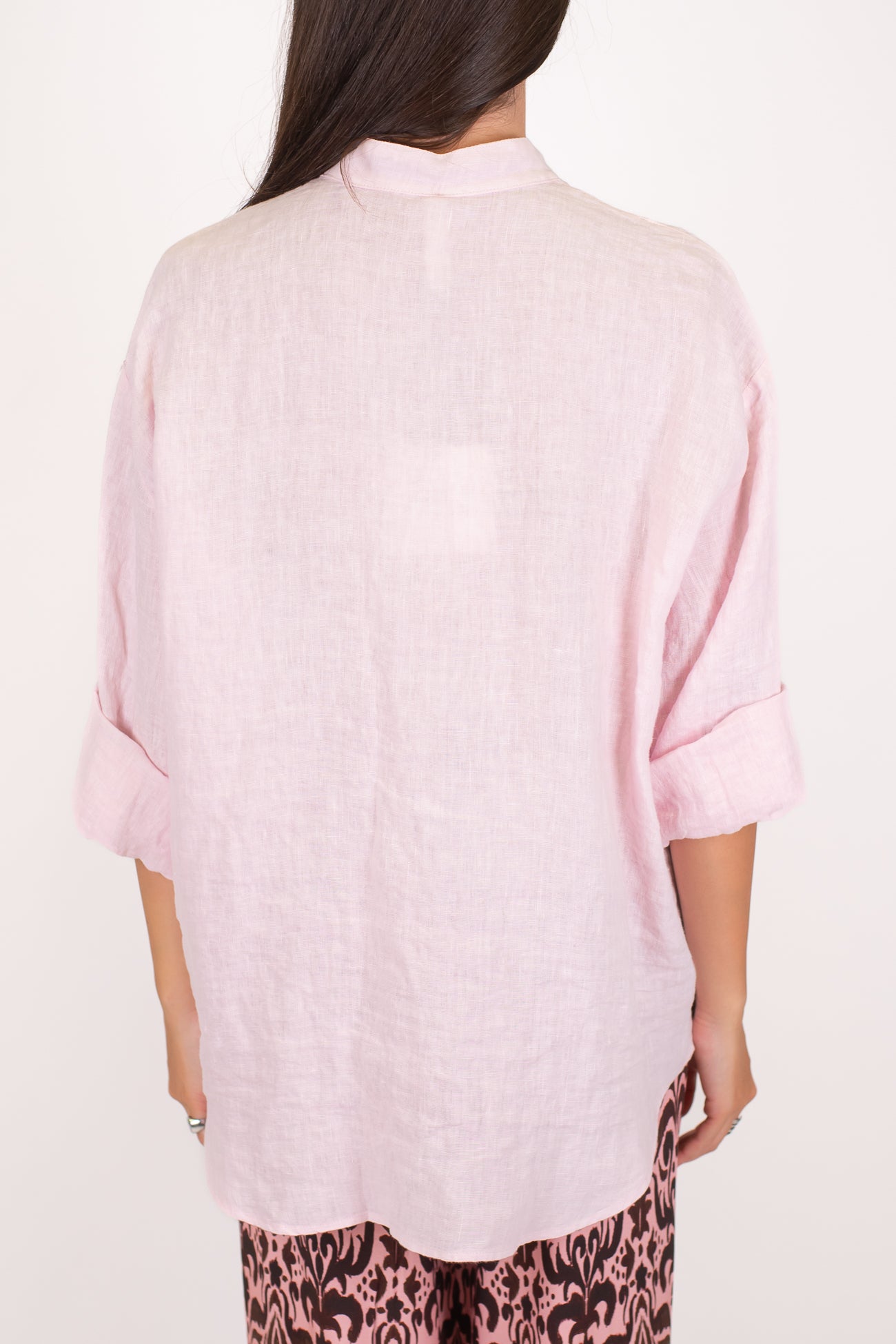 Tensione in -  Camicia scollo a V in puro lino con collo coreano