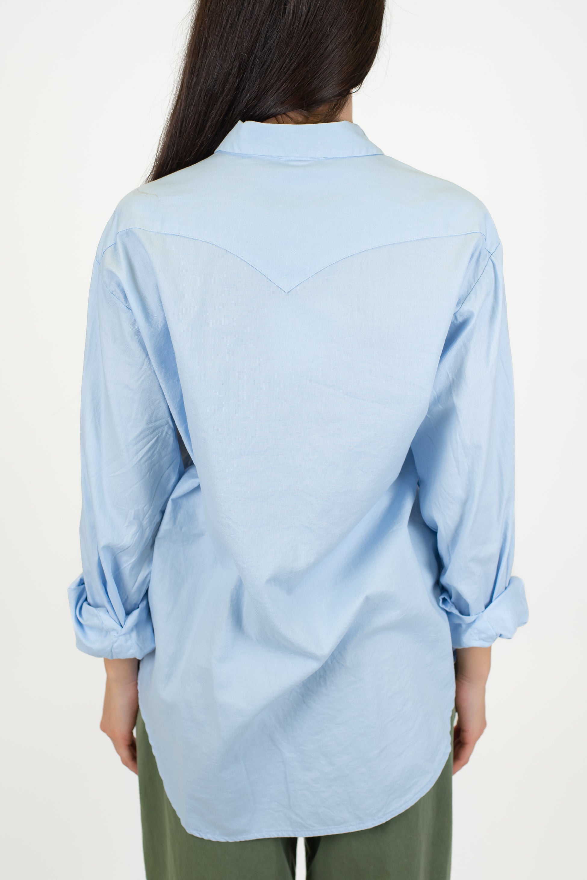 Tensione in - Camicia con taschini sul petto e chiusura con ciappe