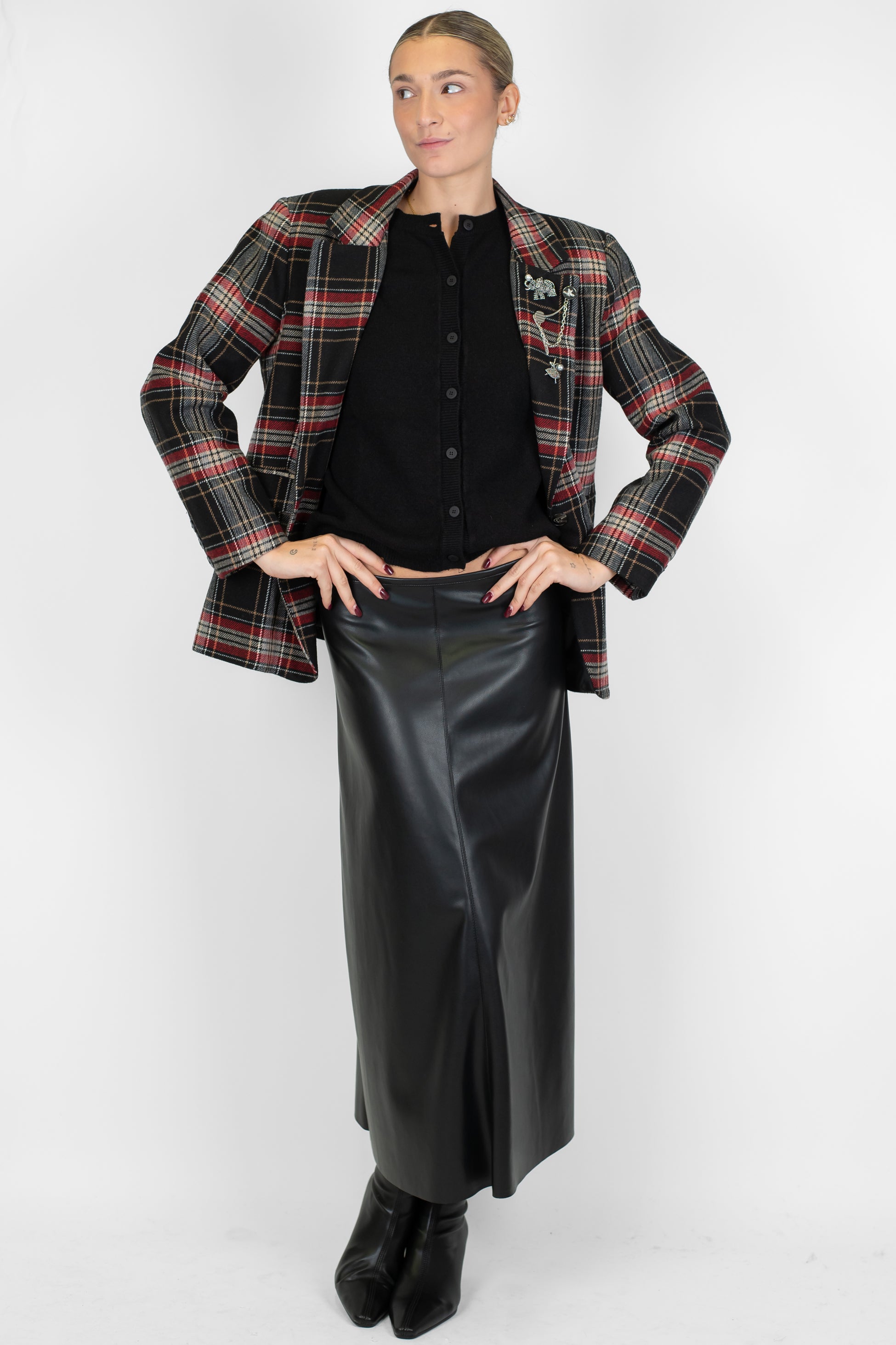 Tensione in - Gonna svasata in ecopelle con fondo a taglio vivo