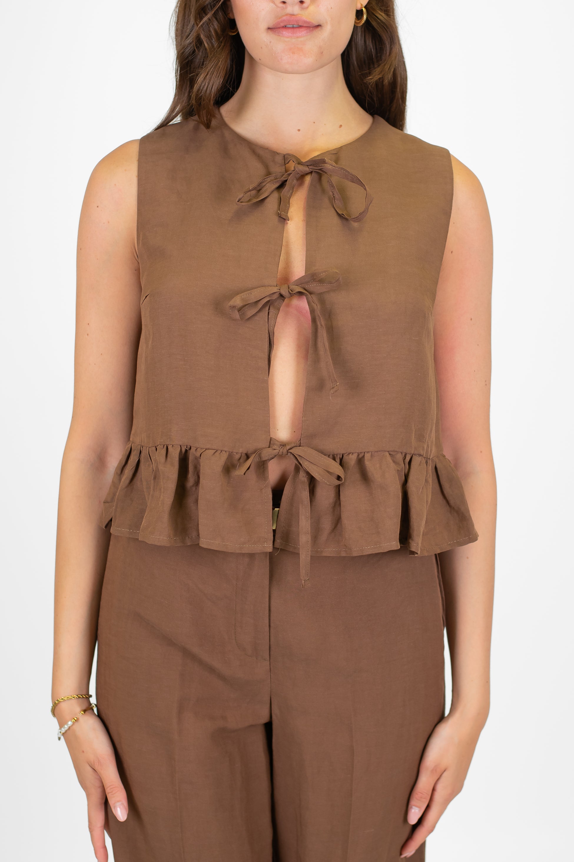 Tensione in - Gilet in misto lino e viscosa con chiusura laccetti e balza sul fondo