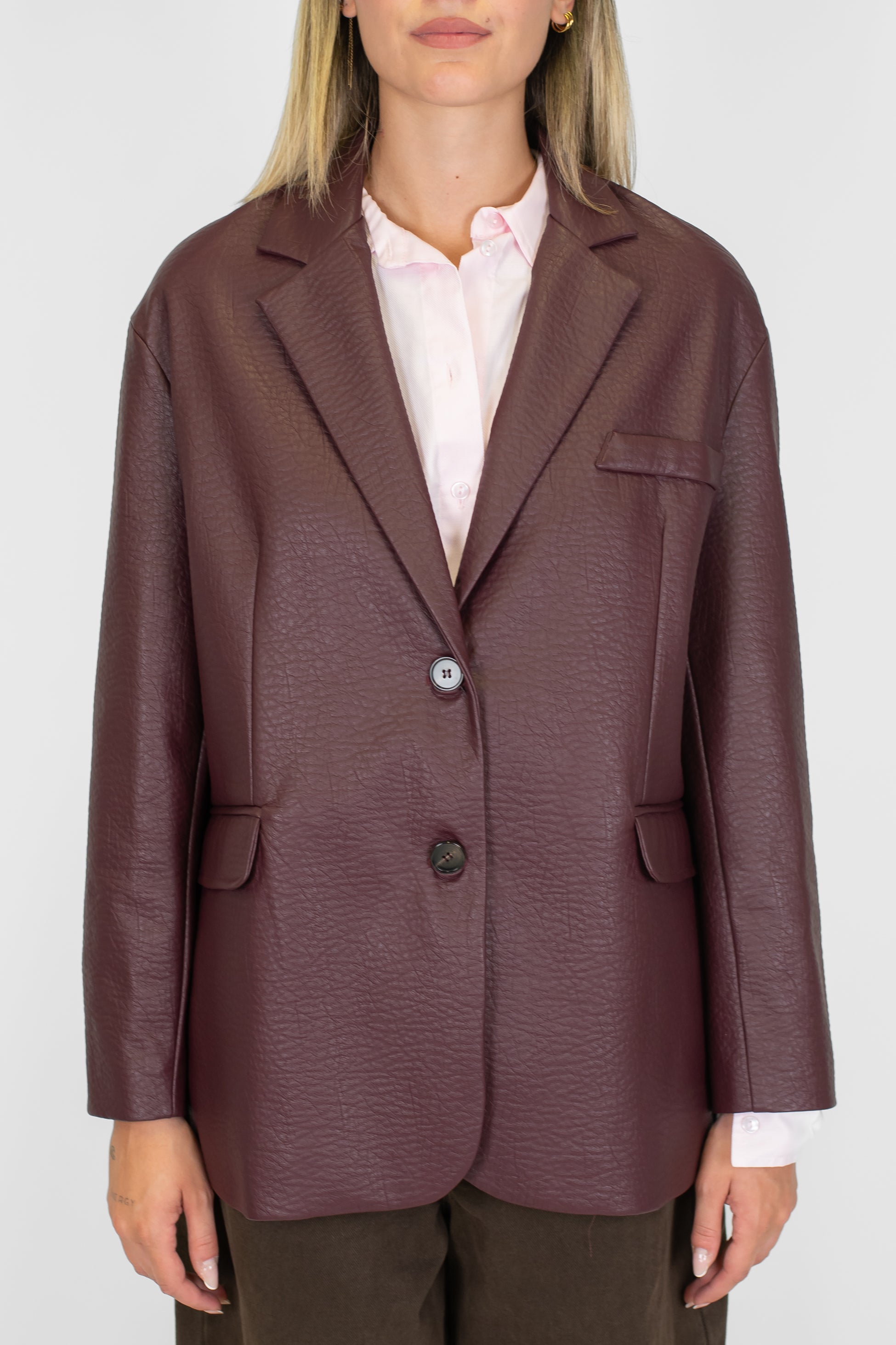 Tensione in - Giacca monopetto in ecopelle con taschini laterali