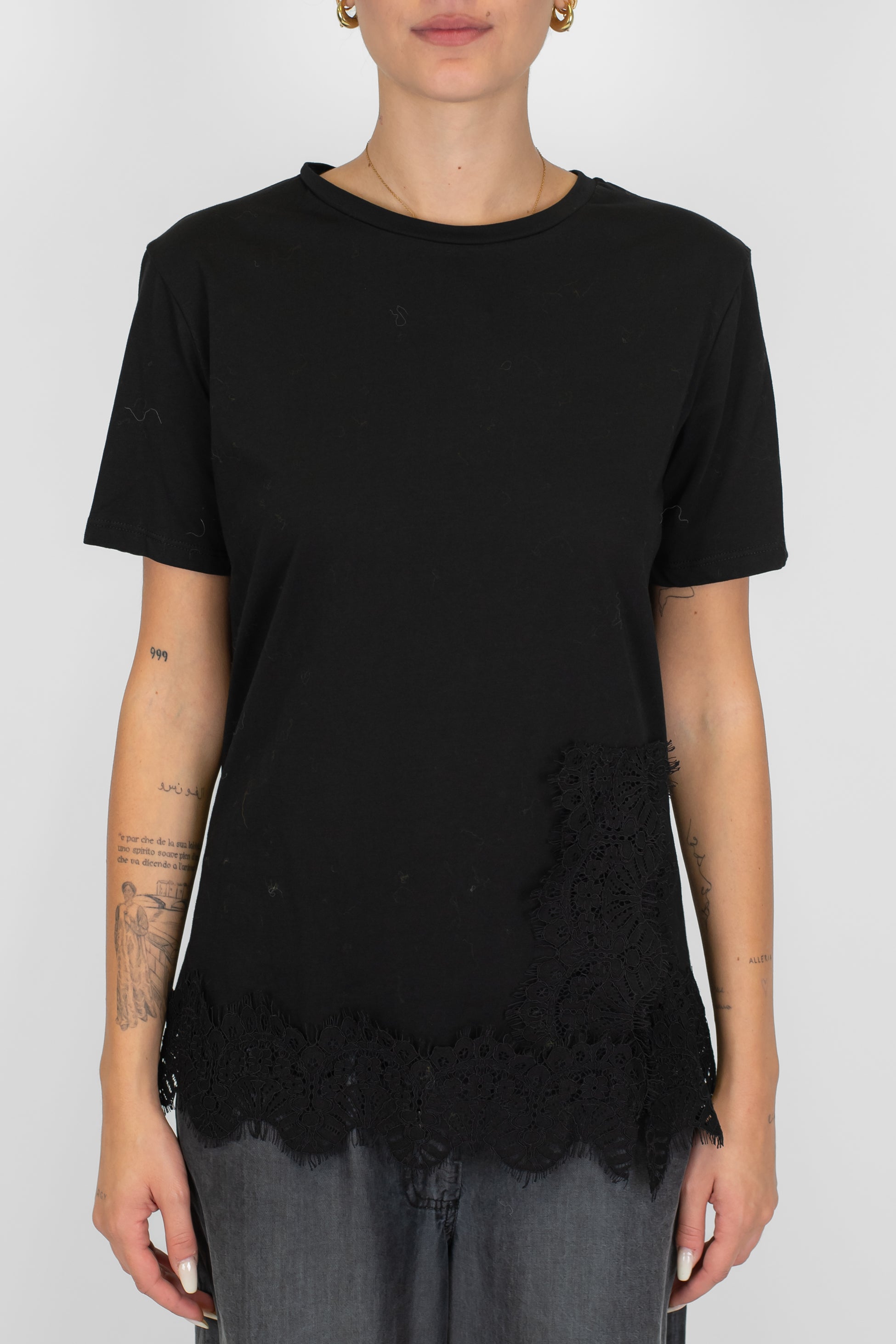 Tensione in - T-shirt con spacco e orlo in pizzo tono su tono