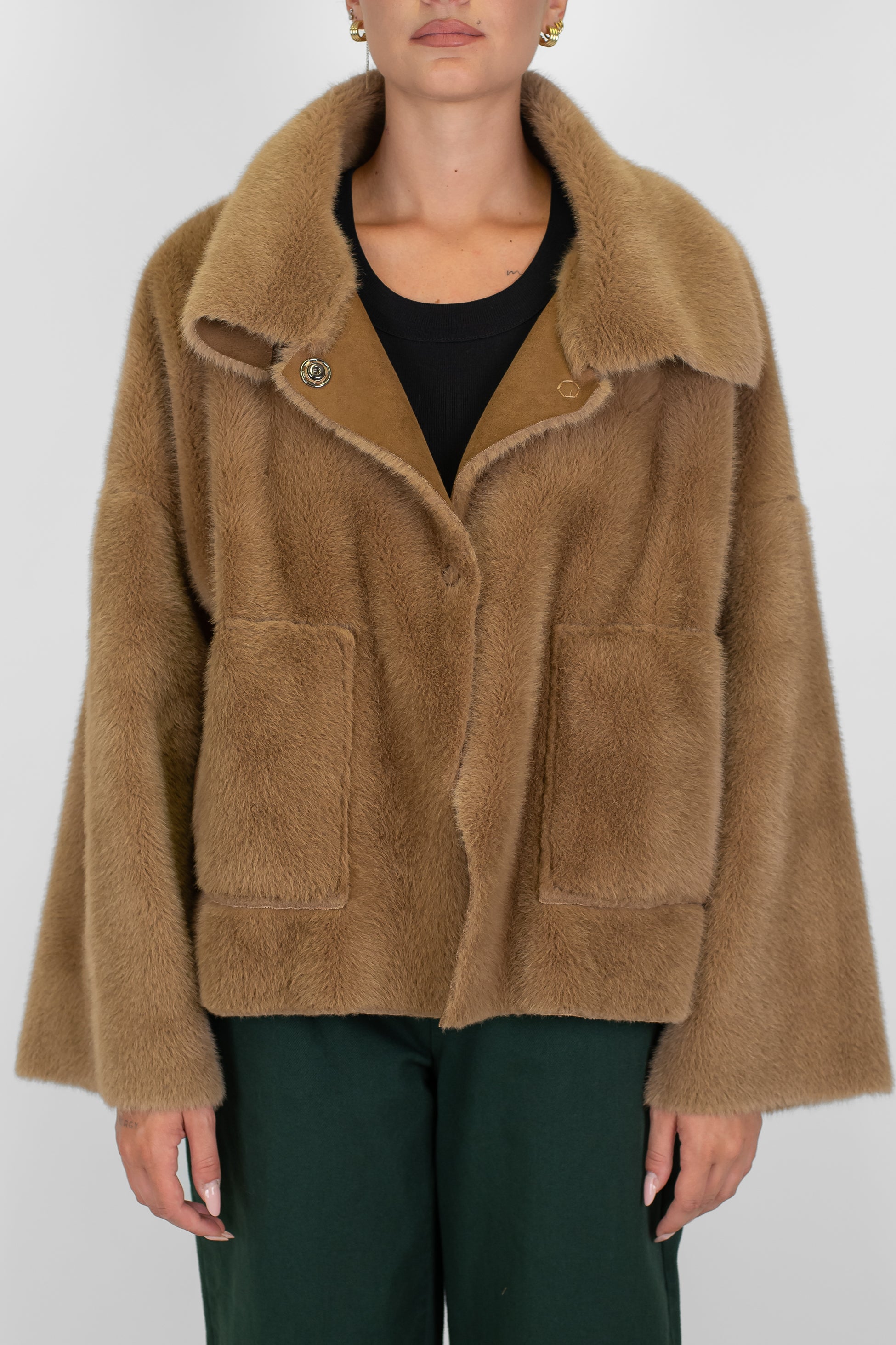 Tensione in - Ecopelliccia con tasconi laterali e chiusura con bottoni