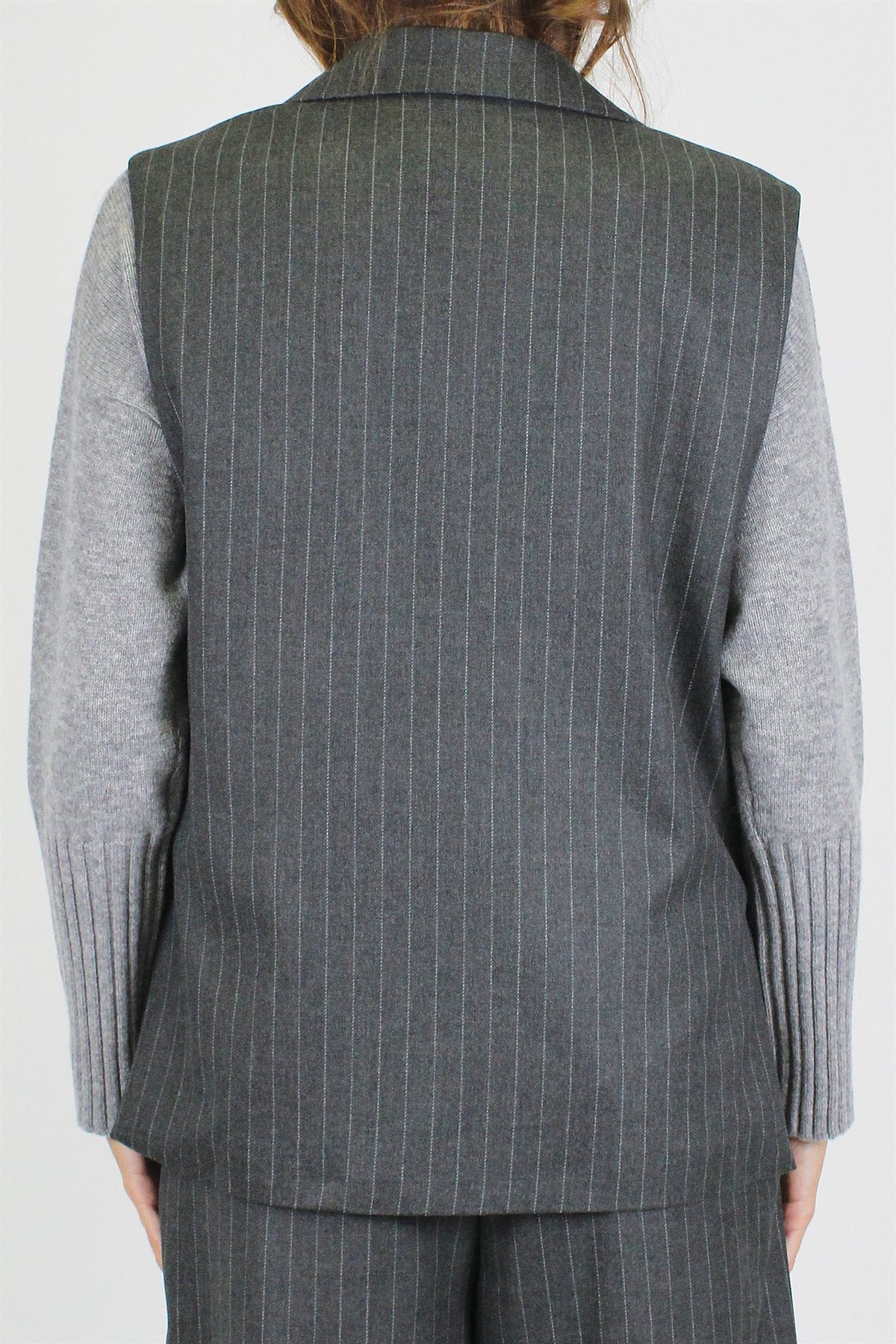 Tensione in - Gilet gessato con chiusura ad un bottone