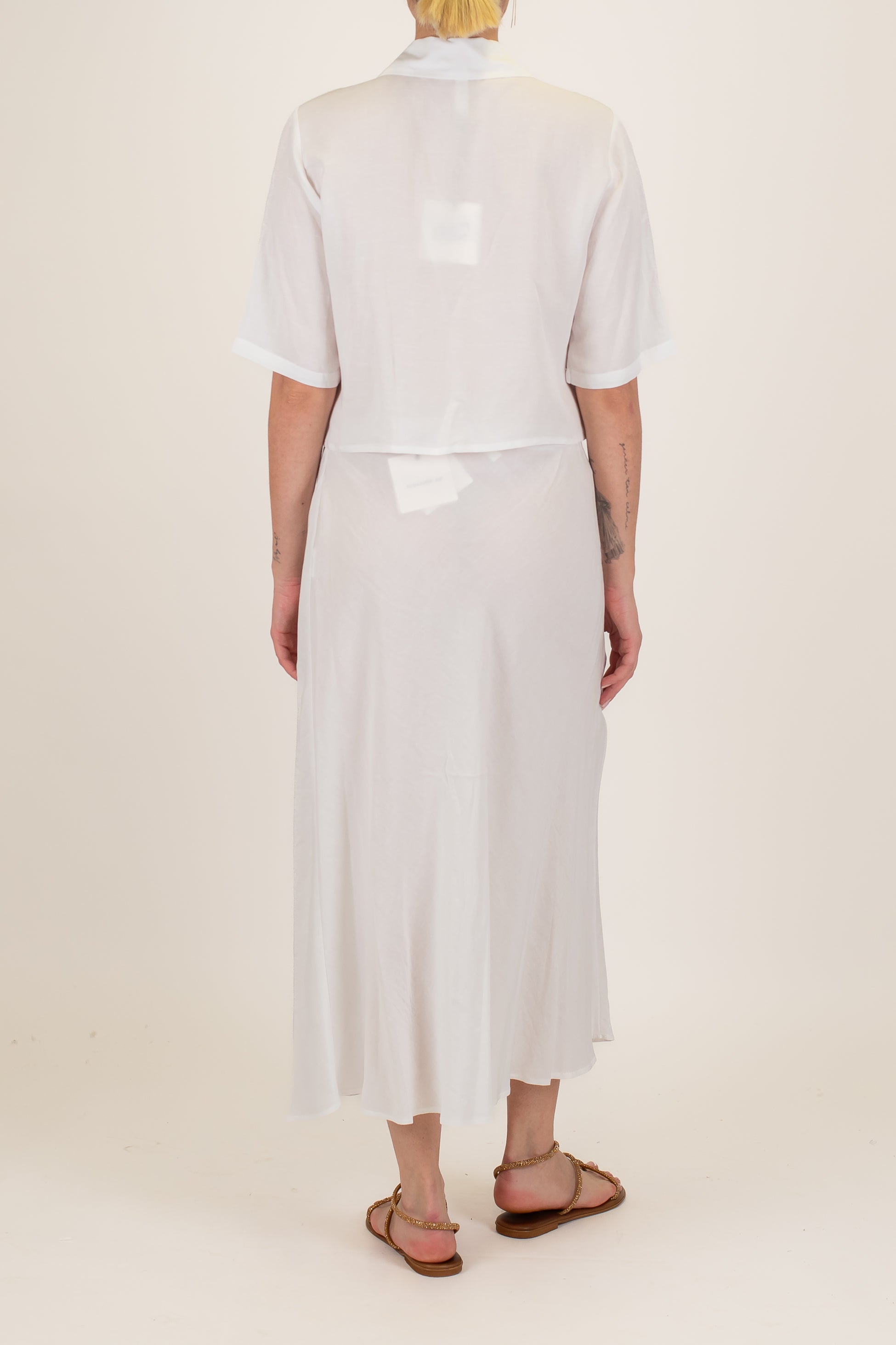 Tensione in - Coordinato in misto viscosa e lino con camicia crop mezzamanica e gonna con elastico in vita