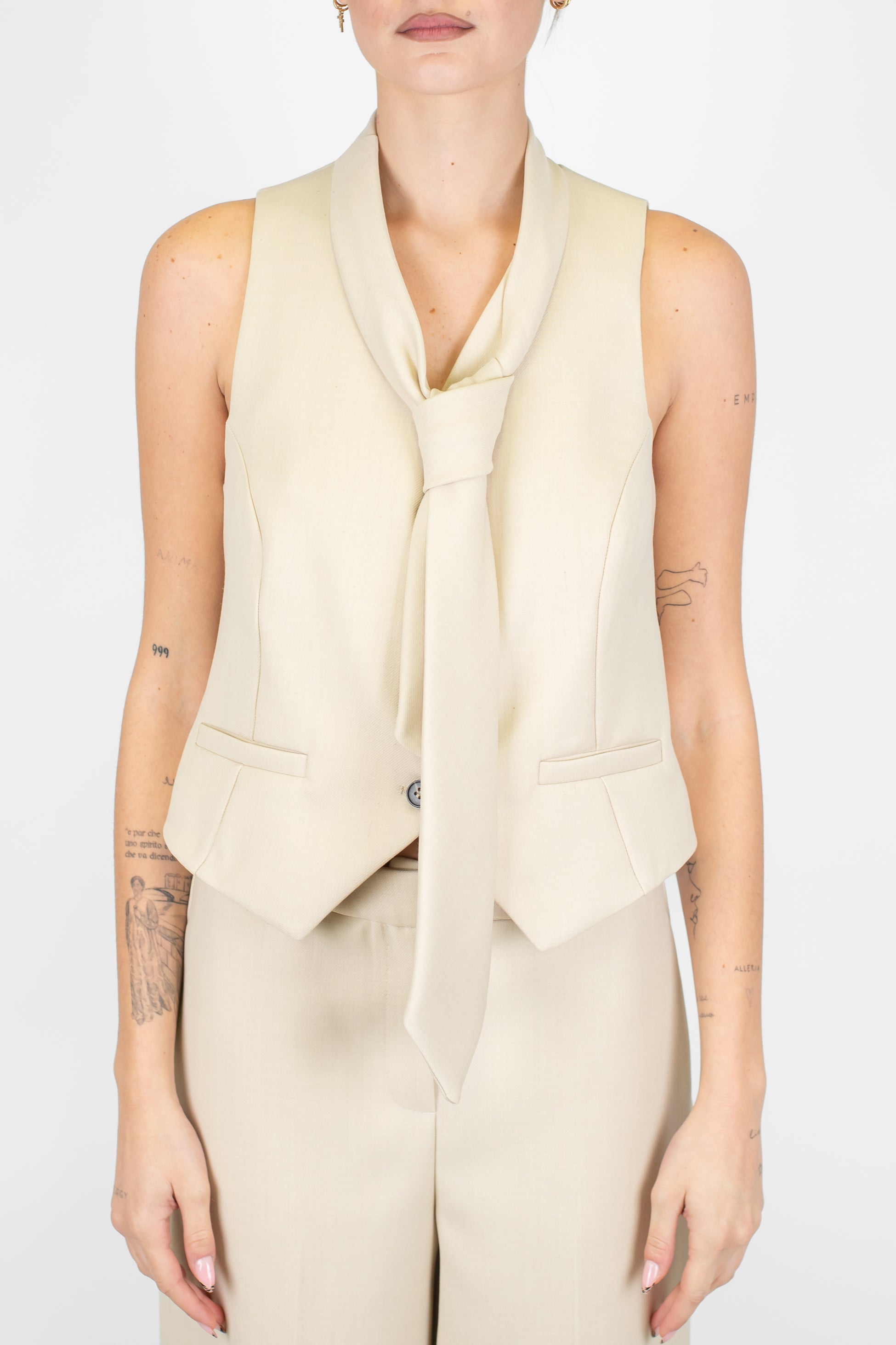 Tensione in - Gilet con cravatta in tessuto