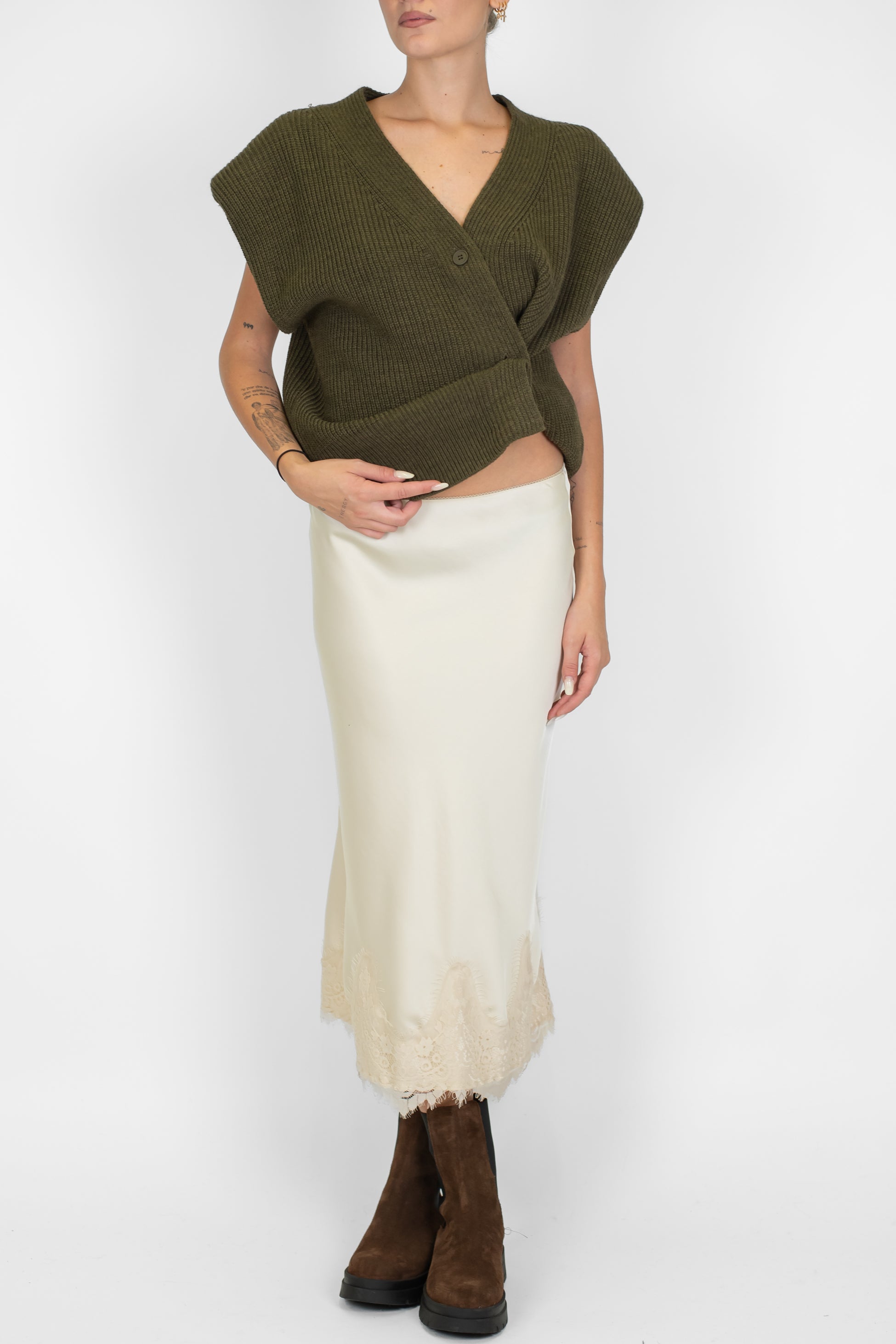 Tensione in - Gonna in satin con orlo in pizzo sul fondo