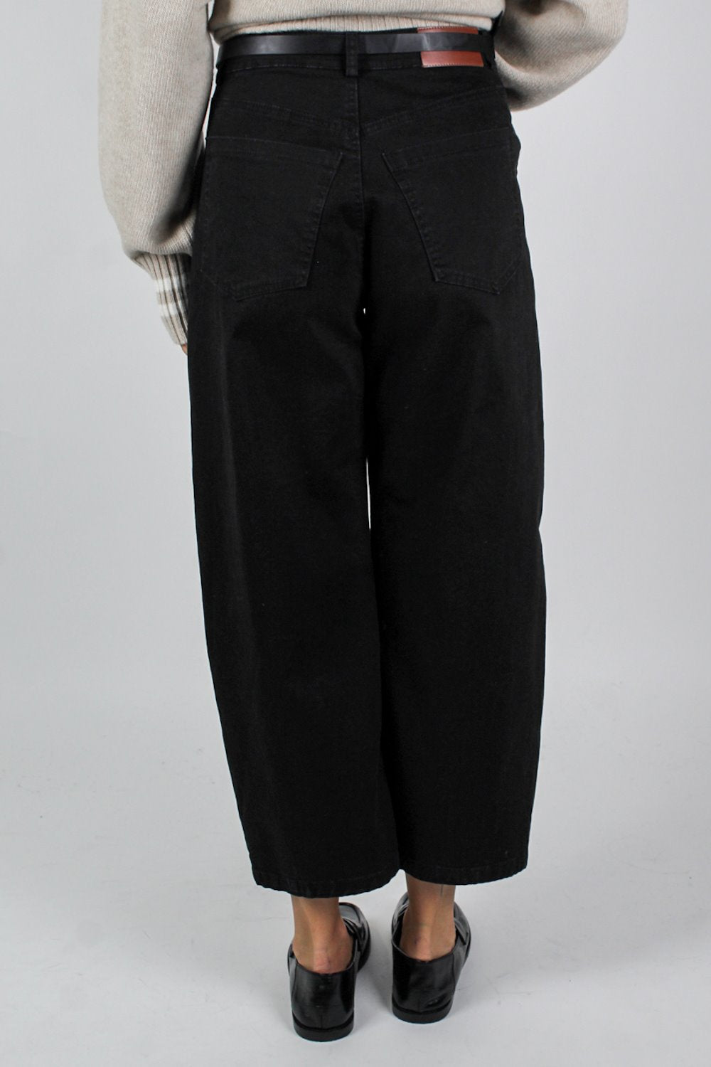 Tensione in - Pantalone balloon crop in denim colorato con cintura