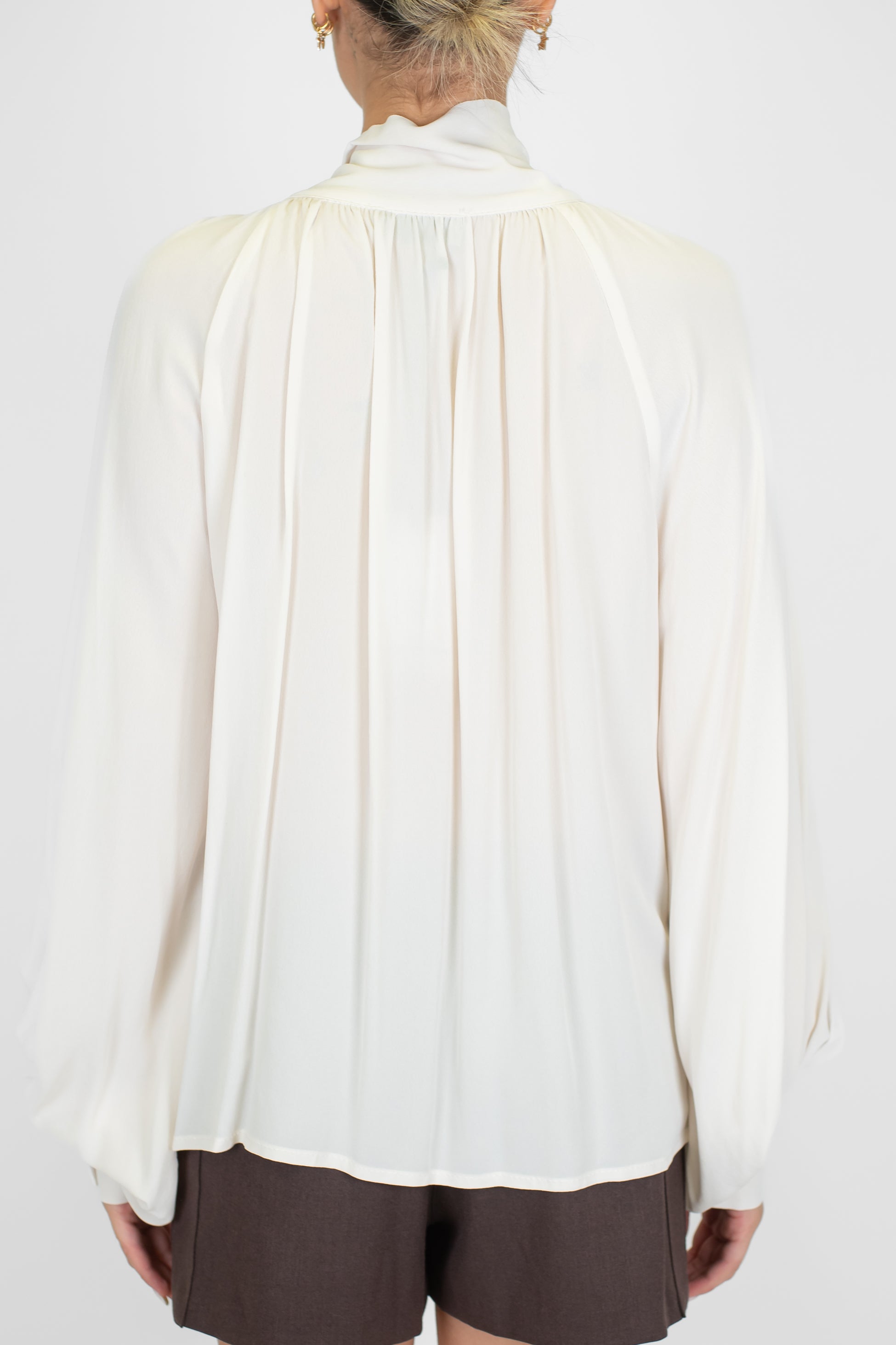 Maryley - Camicia in vicosa con fiocco al collo e manica a campana