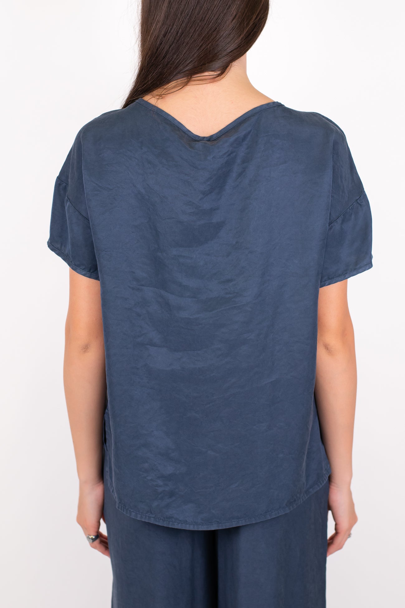 Tensione in - T-shirt scollo a V in lyocell mano cupro