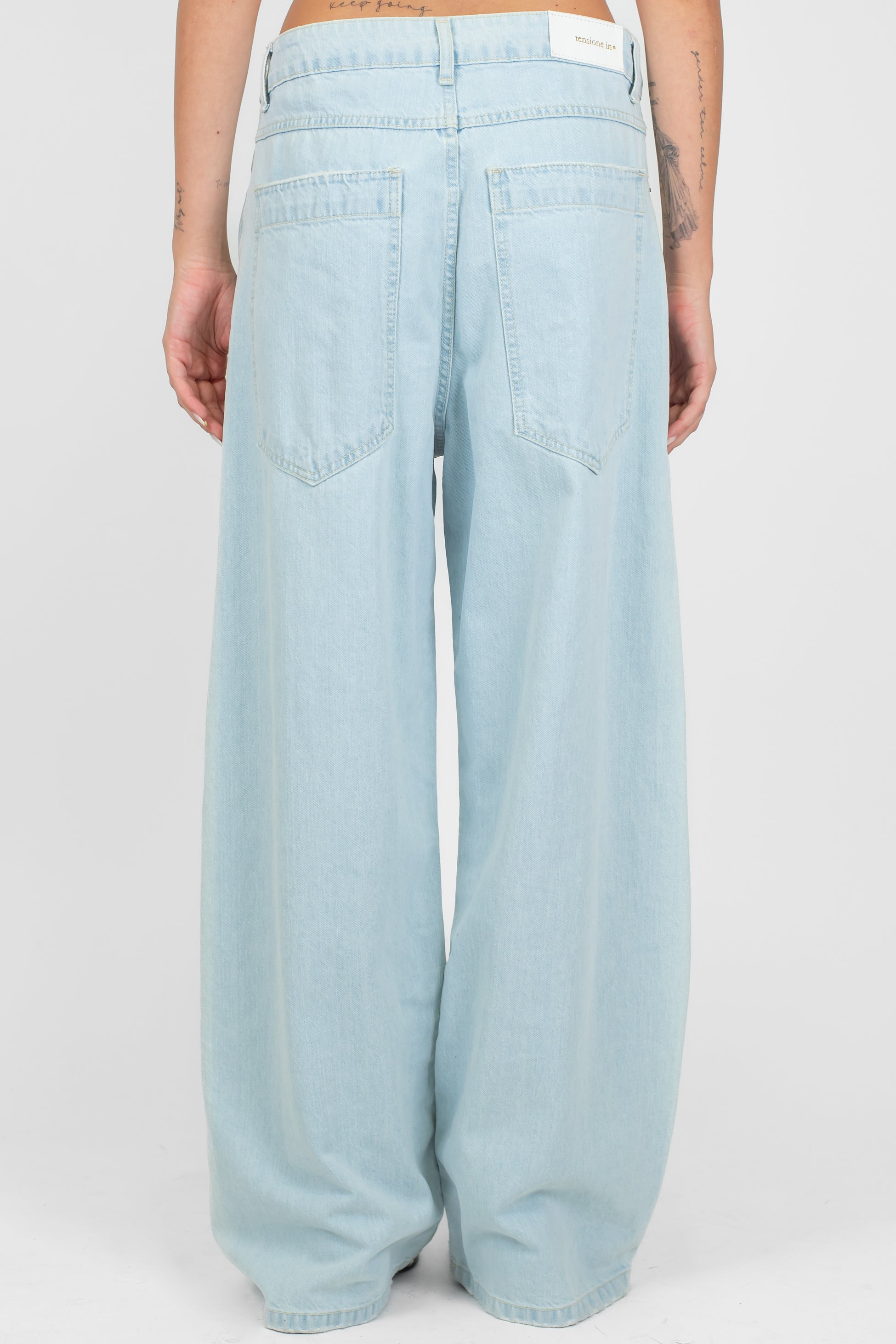 Tensione in - Jeans regular lavaggio chiaro a gamba ampia e cavallo basso