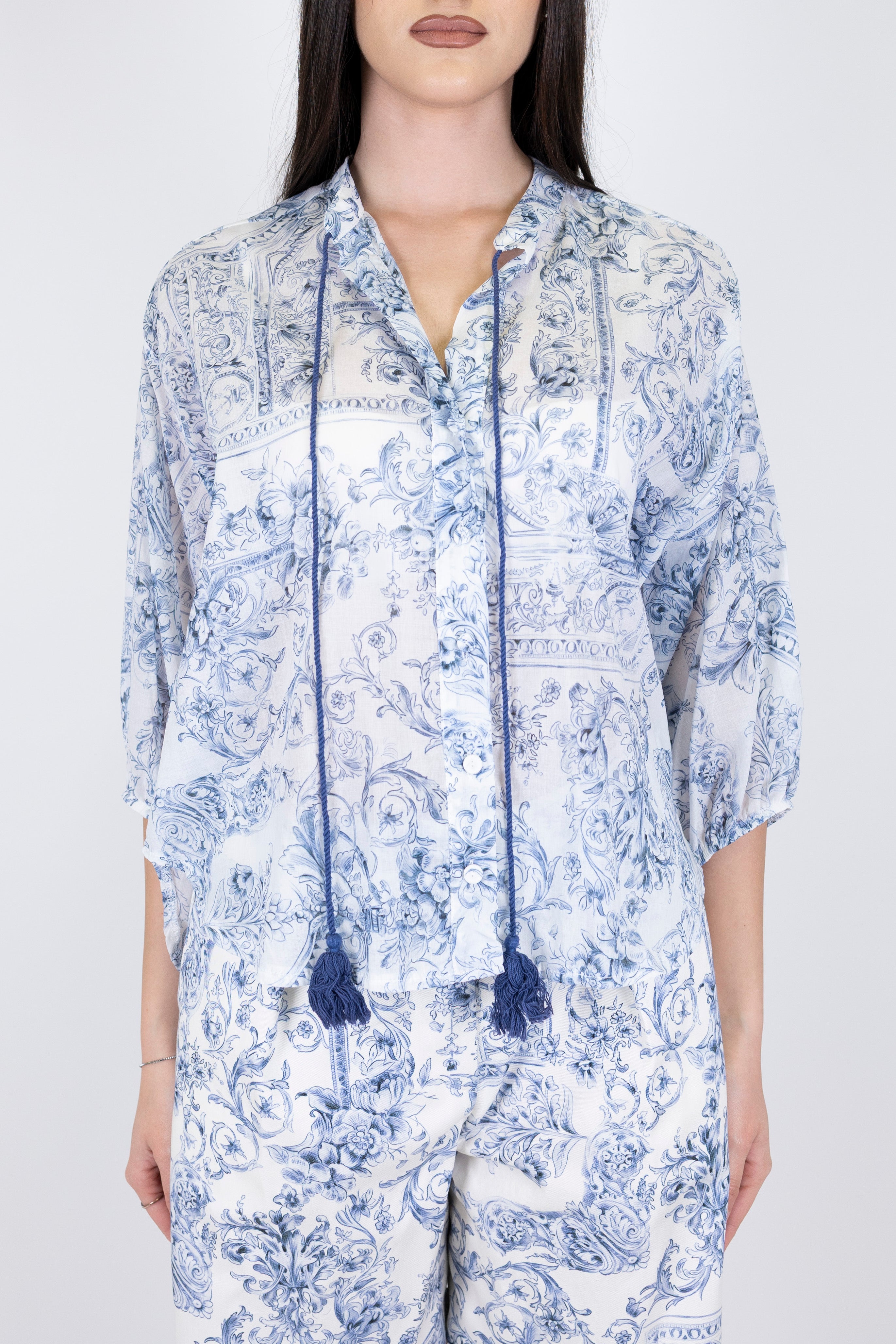 Tensione in - Camicia fantasia floreale in mussola di cotone con laccio al collo e manica tre qaurti