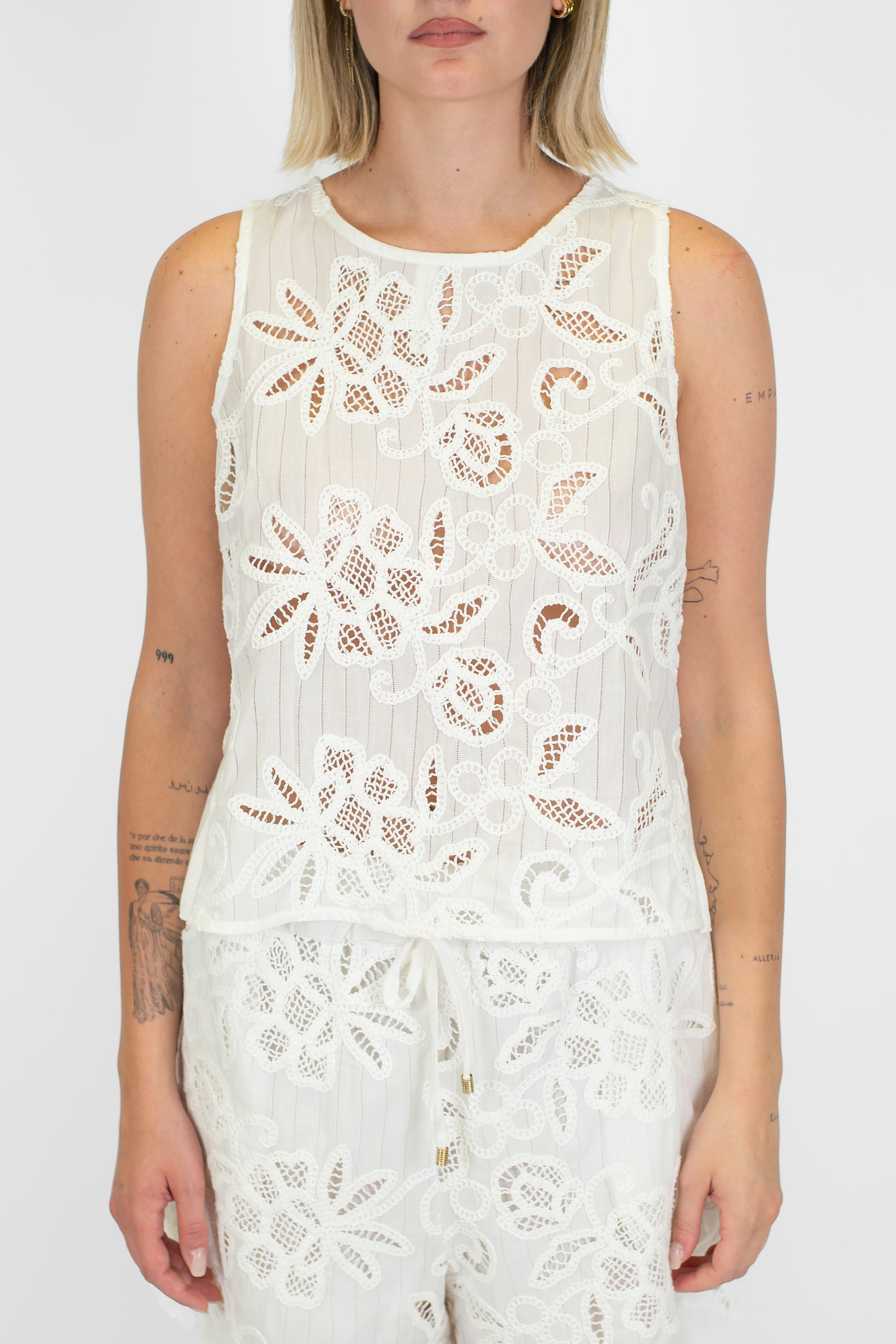 Tensione in - Top con ricami in crochet