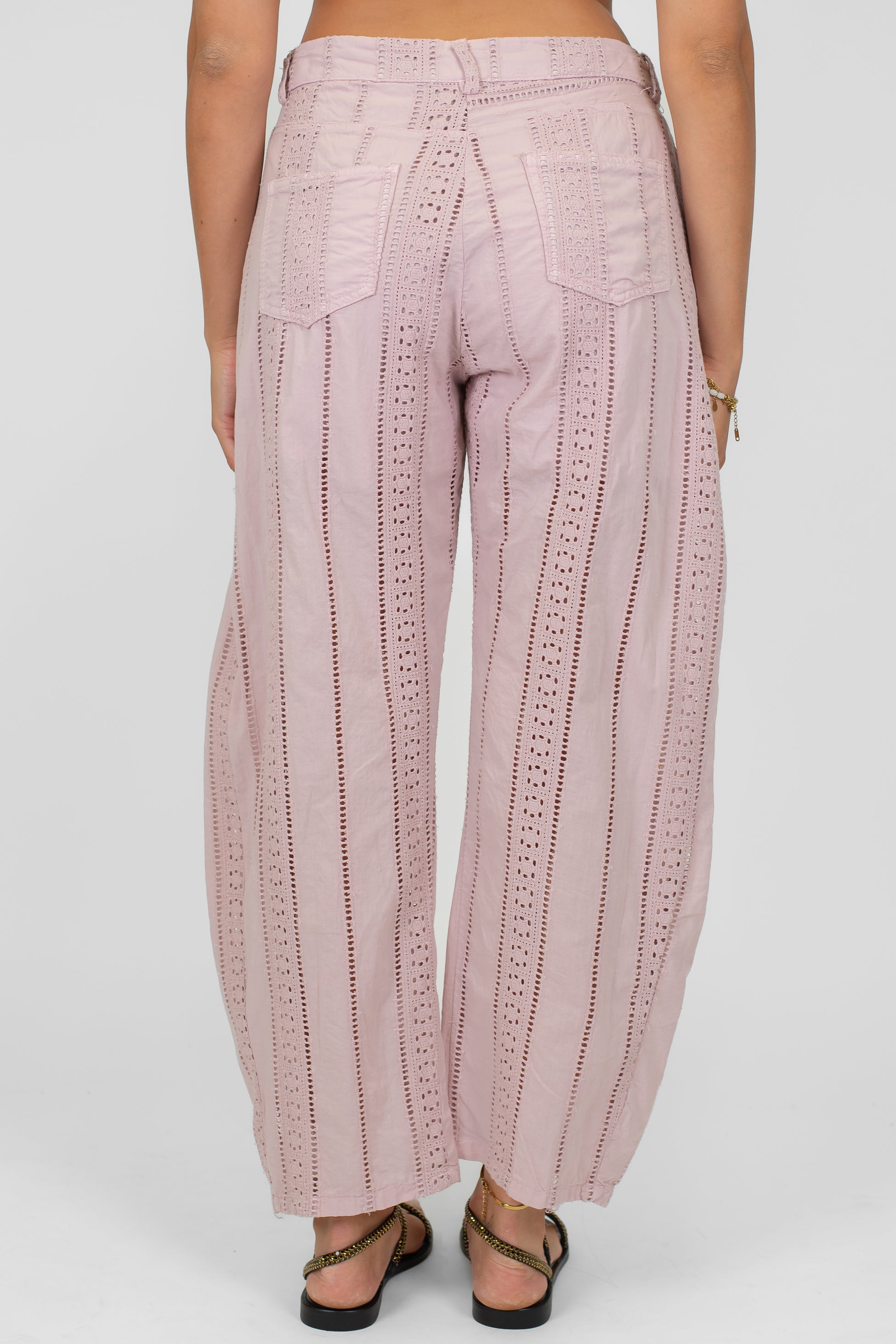 Tensione in - Pantlone balloon con ricami in pizzo sangallo