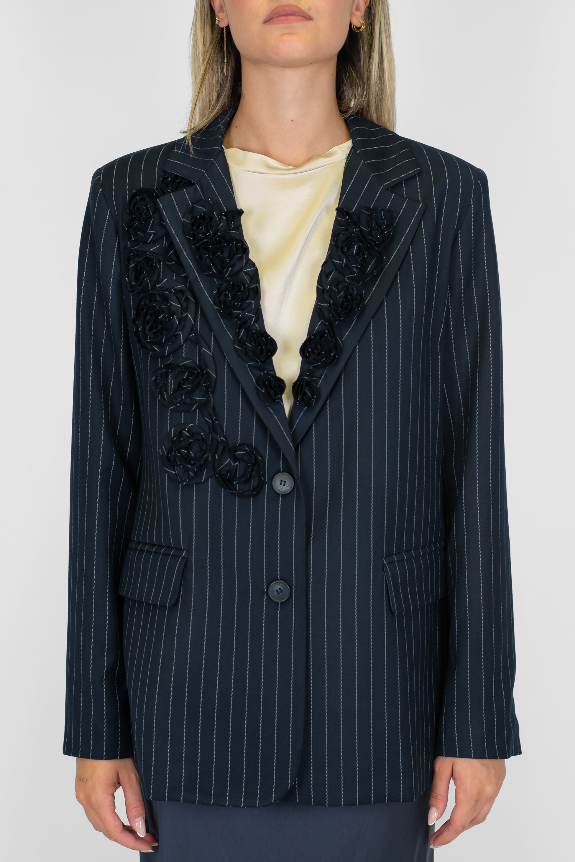 Tensione in - Giacca monopetto gessata con rose ricamate in tessuto