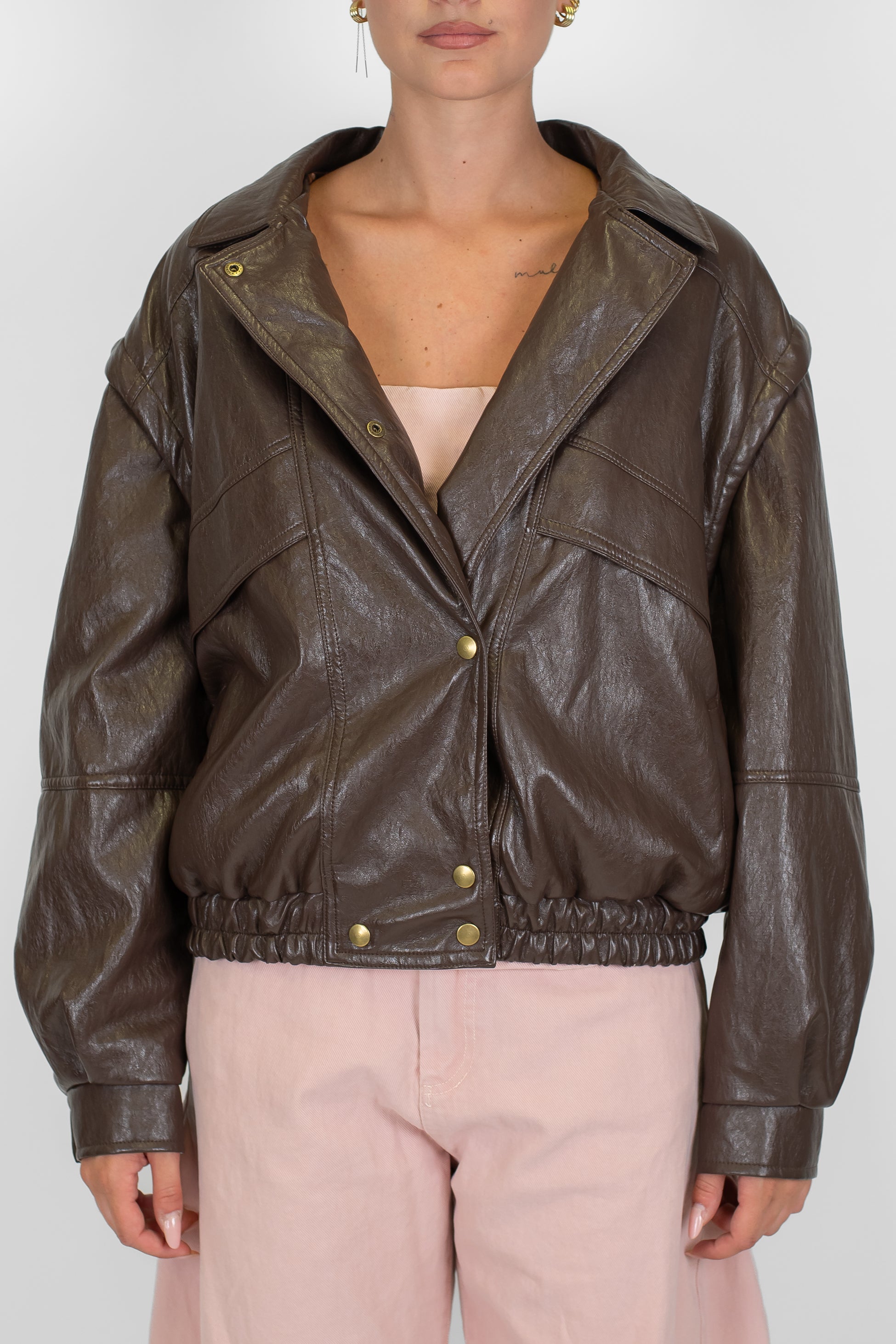 Tensione in - Giubbotto doppiopetto in ecopelle con tasconi ed elastico sul fondo