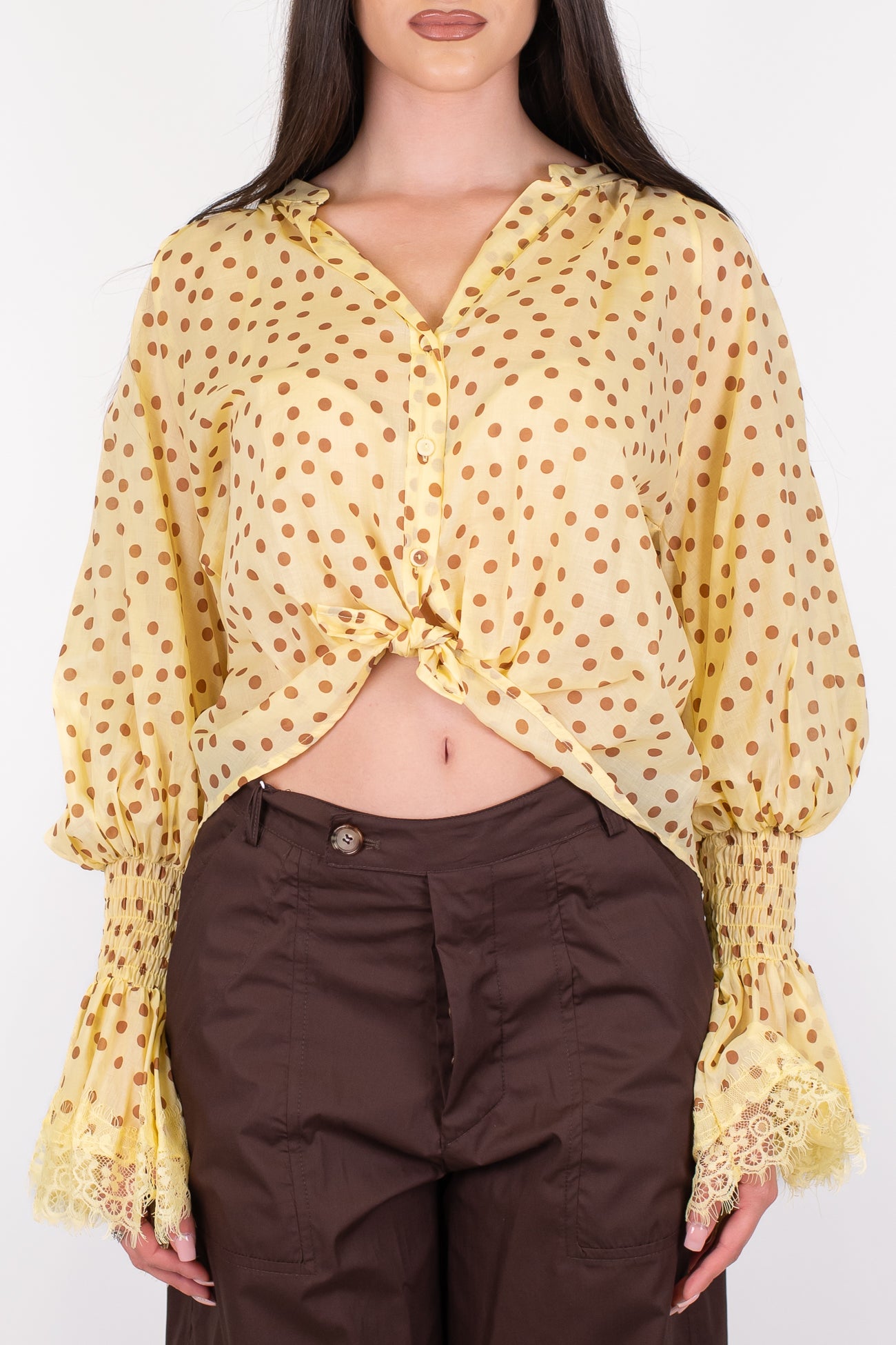 Tensione in - Camicia fantasia pois con maniche a campana con dettagli in pizzo
