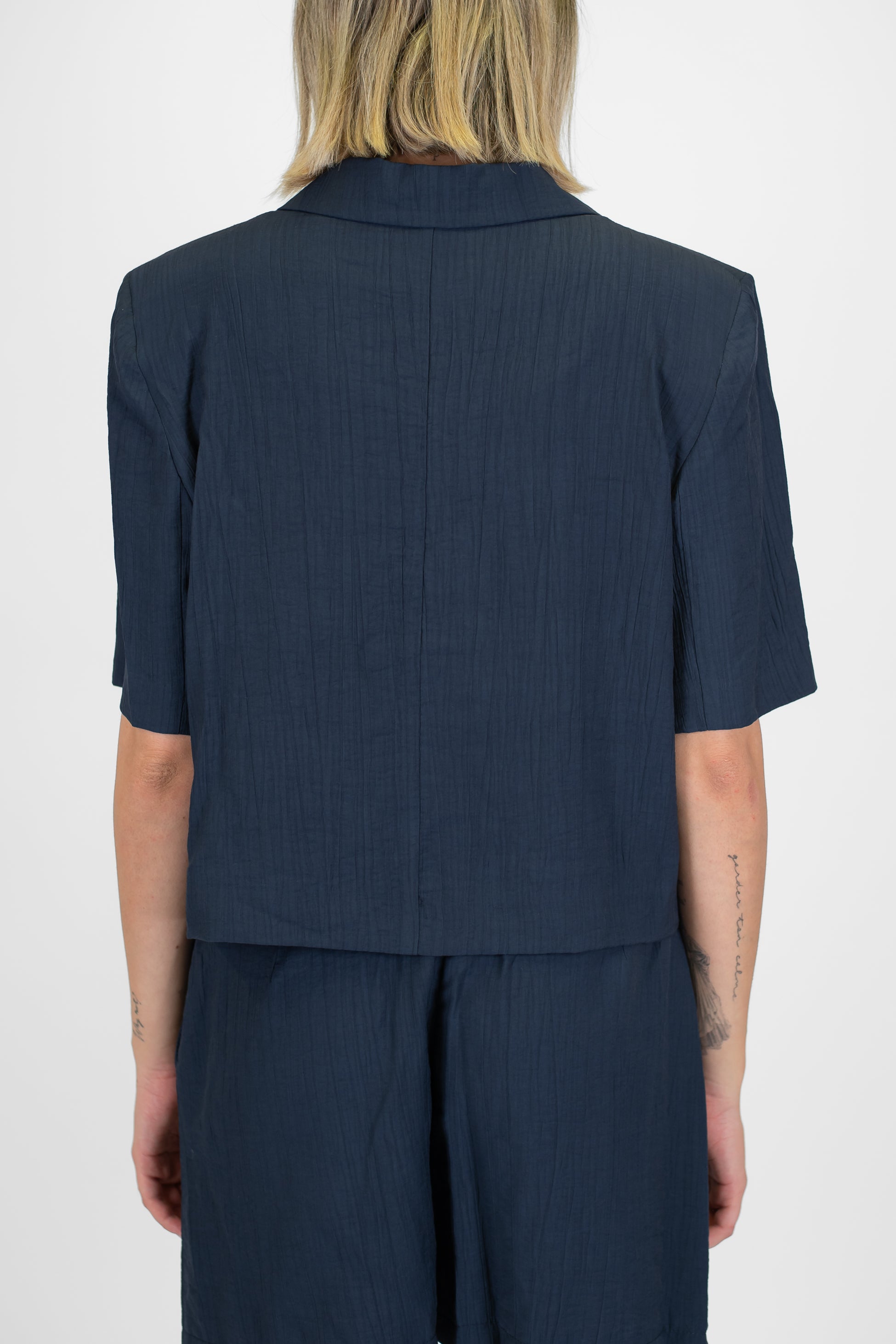 Tensione in - Coordinato in viscosa leggera con giacca crop sfoderata mezzamanica e bermuda