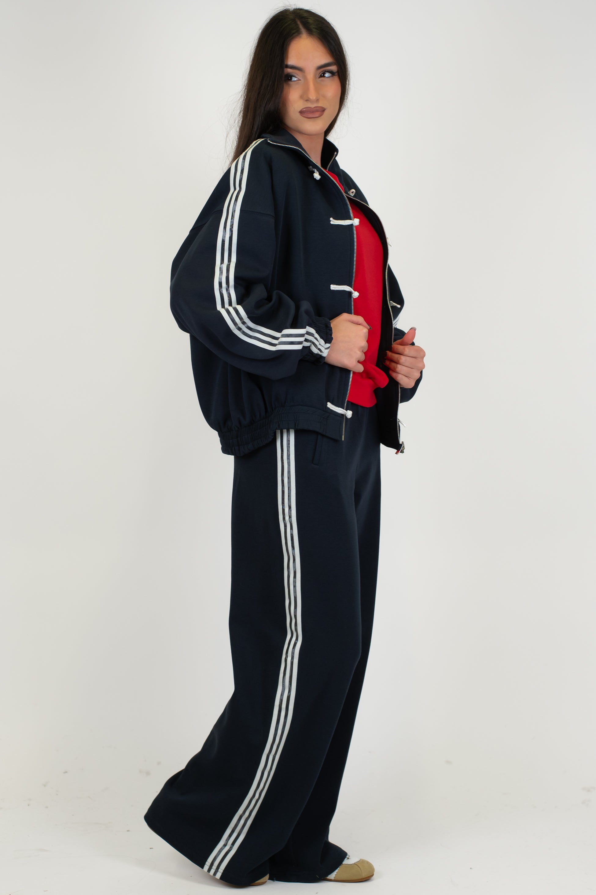 Tensione in - Pantalone palazzo in felpa con bande laterali