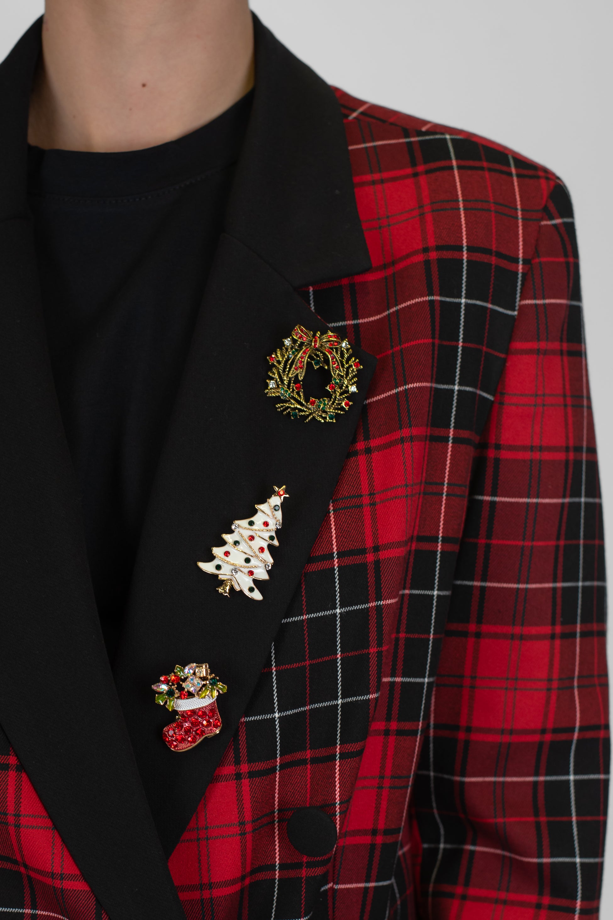 Motel - Giacca doppiopetto fantasia tarta con bottoni e rever a contrasto con spille