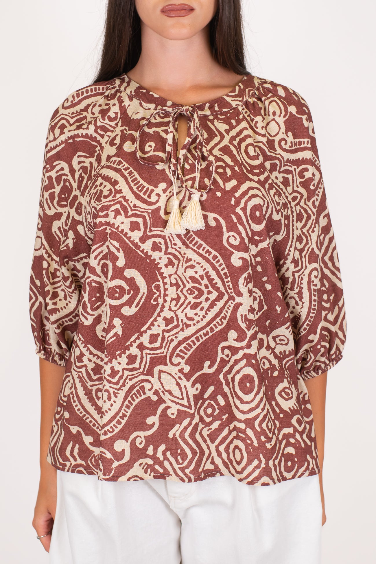 Souvenir - Blusa fantasia astratta in misto lino con lacci al collo con nappine e manica tre quarti