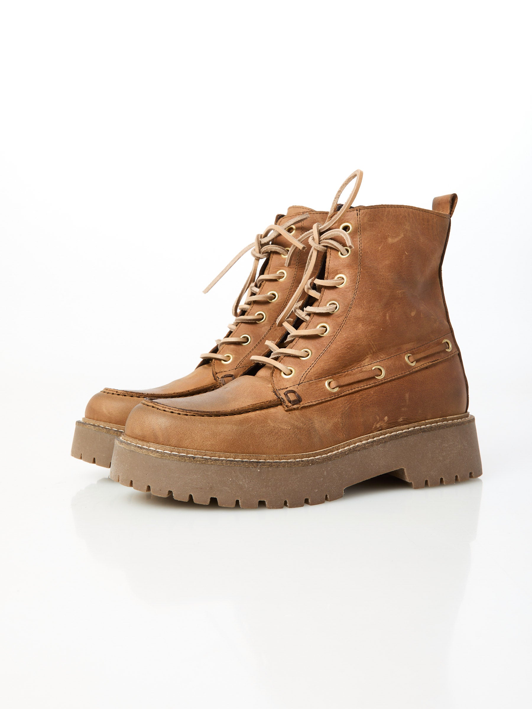 Ovyé - Stivaletto stringato in pelle ingrassata