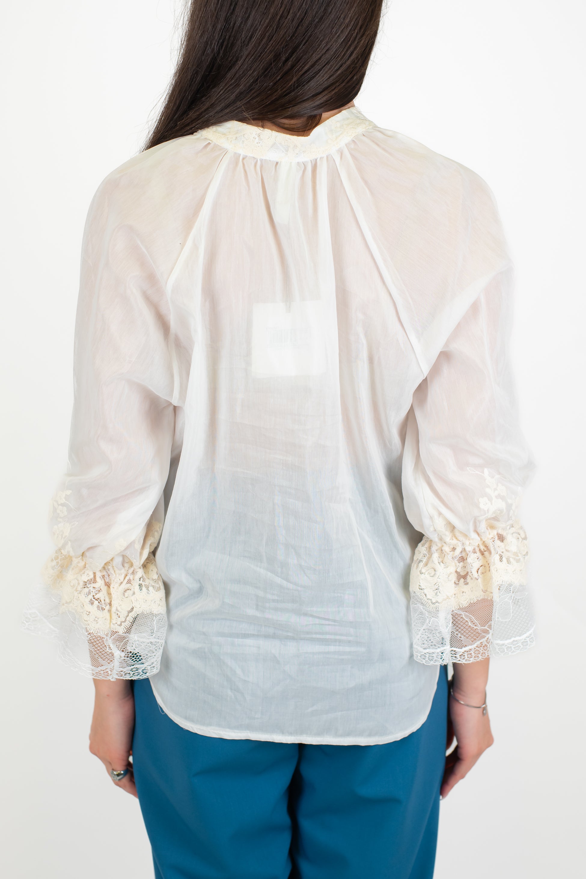 Tensione in - Camicia in mussola di cotone con manica tre quarti e dettagli in pizzo