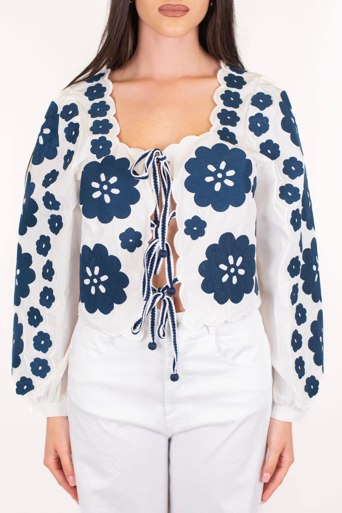 Tensione in - Camicia crop scollo qaudro fantasia ricamata floreale e chiusura con lacci