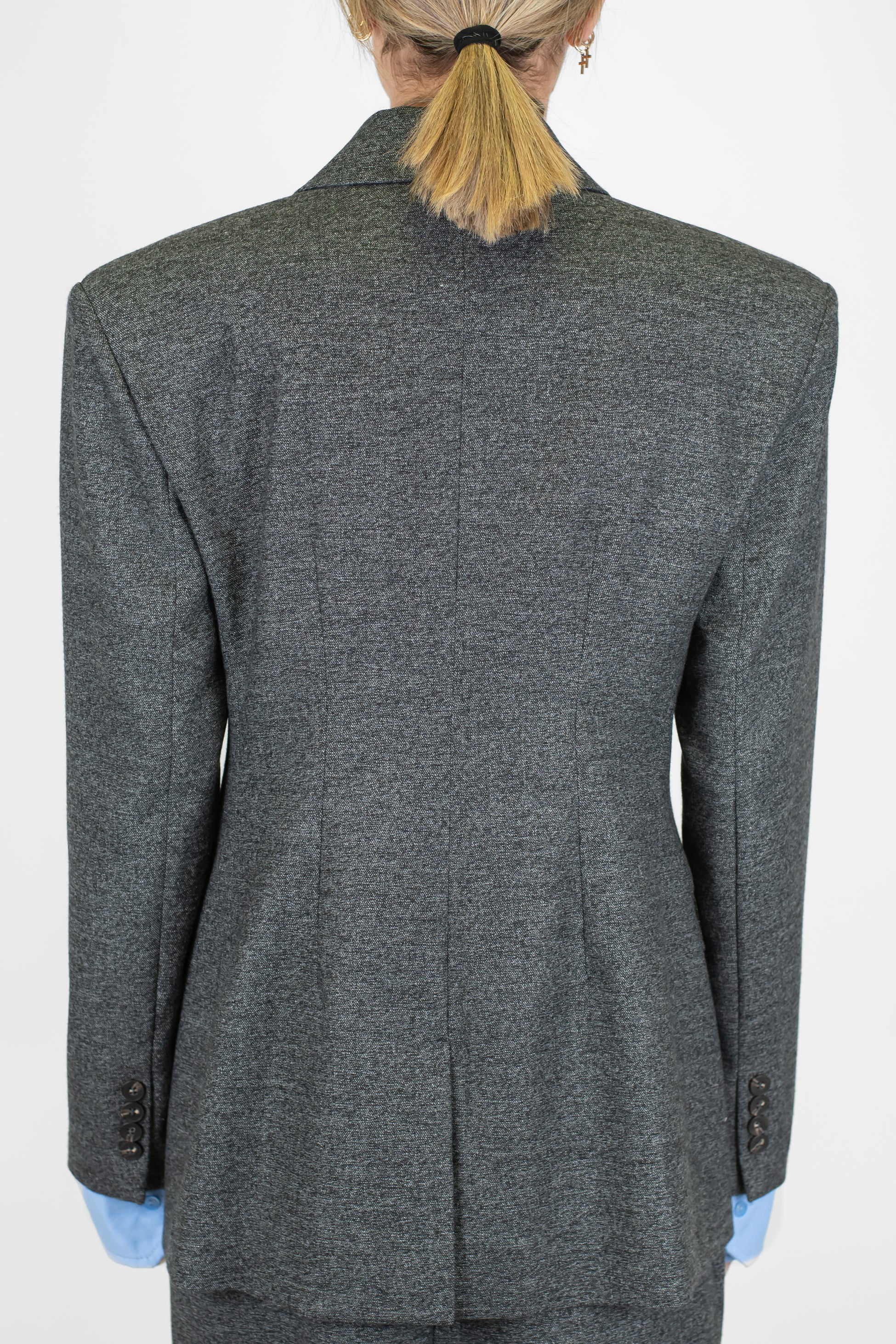 Tensione in - Giacca doppiopetto con pinces, spalline e polsini camicia