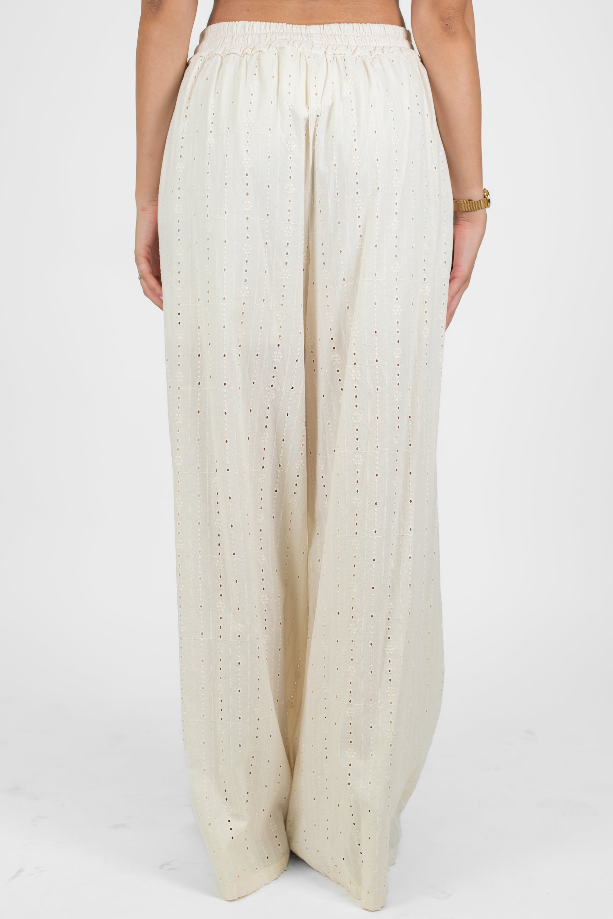 Haveone - Coordinato in pizzo sangallo con t-shirt scollo a V e pantalone palazzo con coulisse