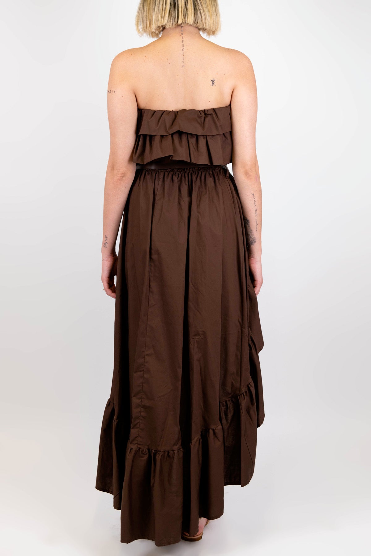 Tensione in - Abito lungo scollo shiffer con balze e asimmetria fronte-retro