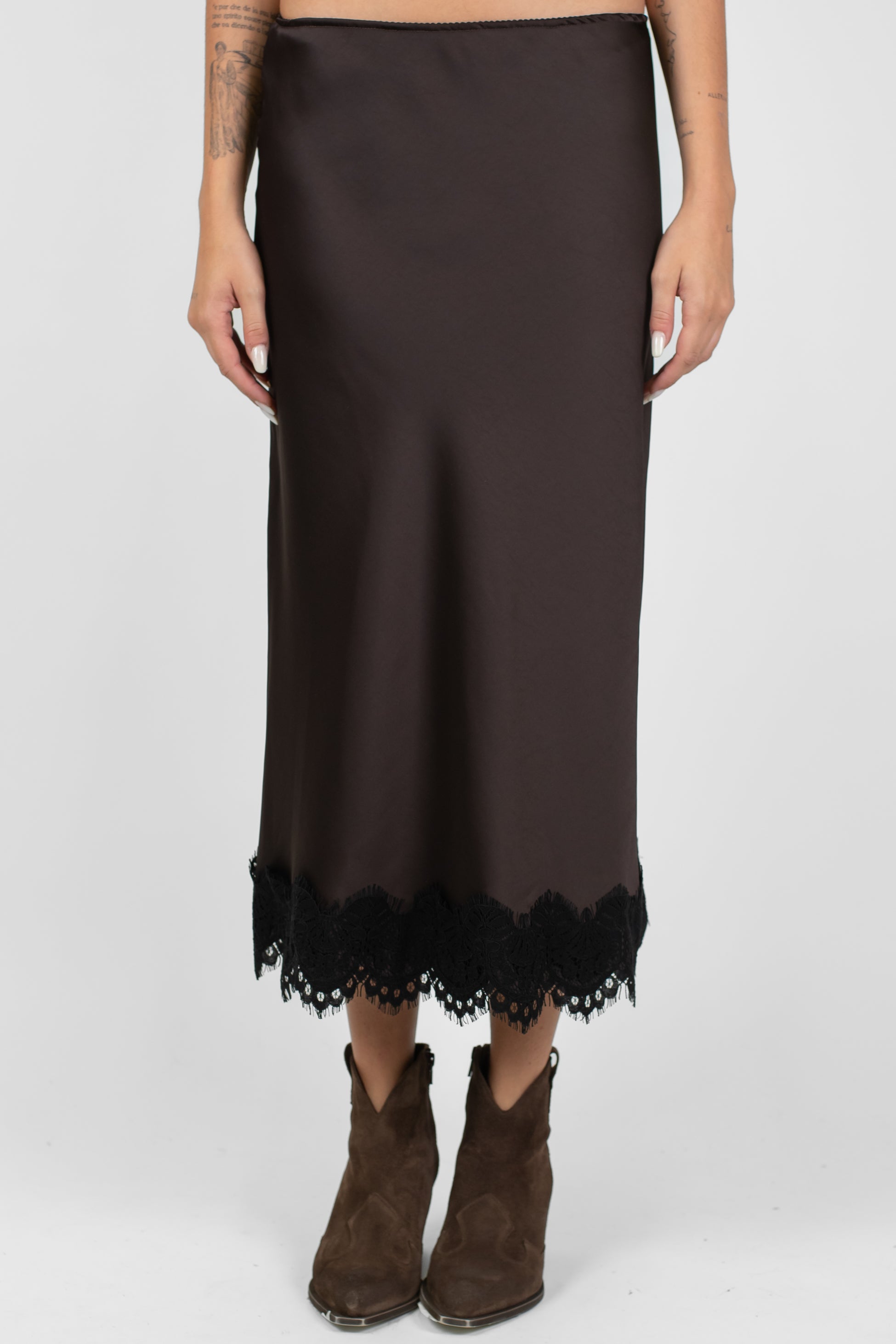 Tensione in - Gonna in satin con orlo a contrasto in pizzo