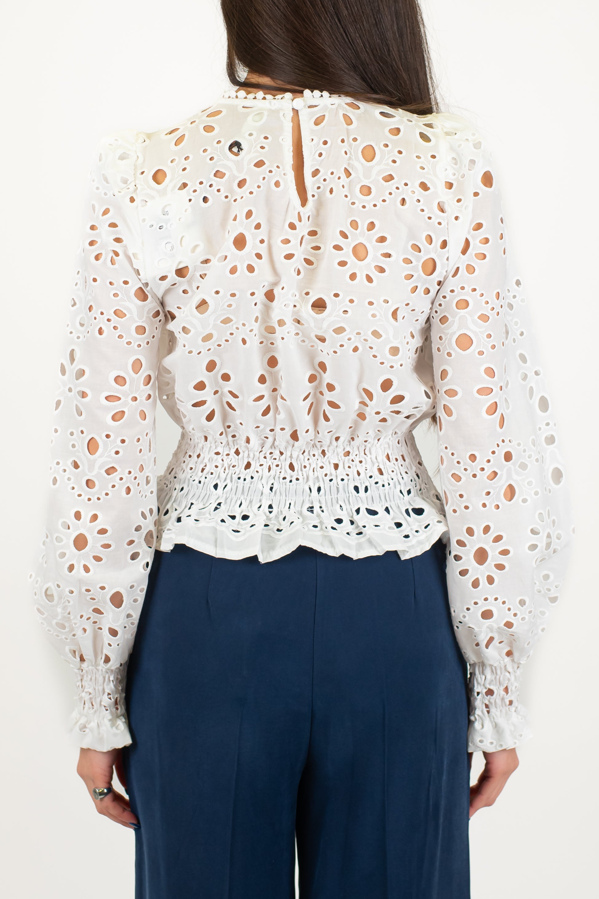 Tensione in - Blusa crop in crochet con alastico sul fondo