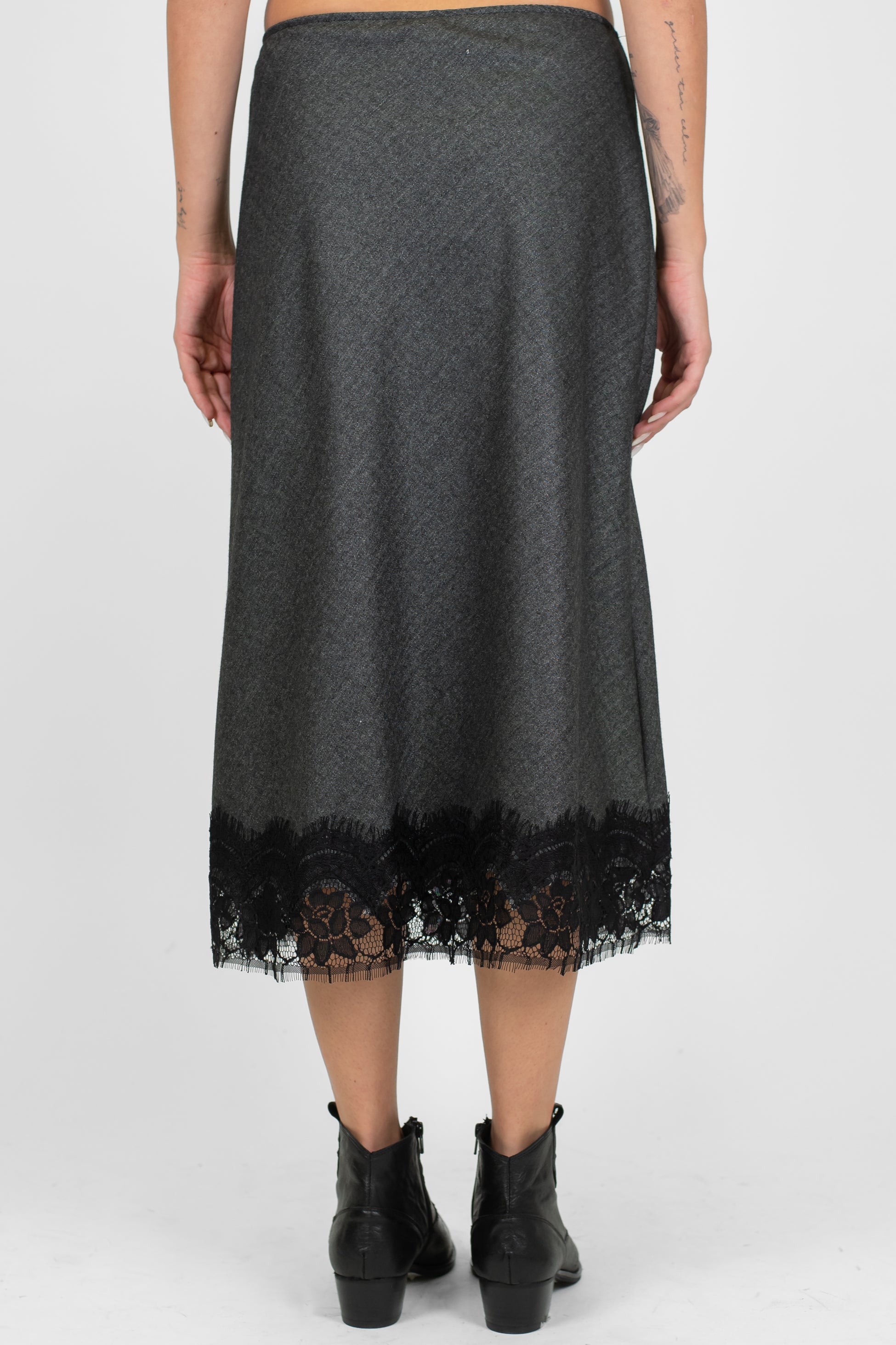 Tensione in - Gonna fantasia spigata  con spacco laterale e orli in pizzo