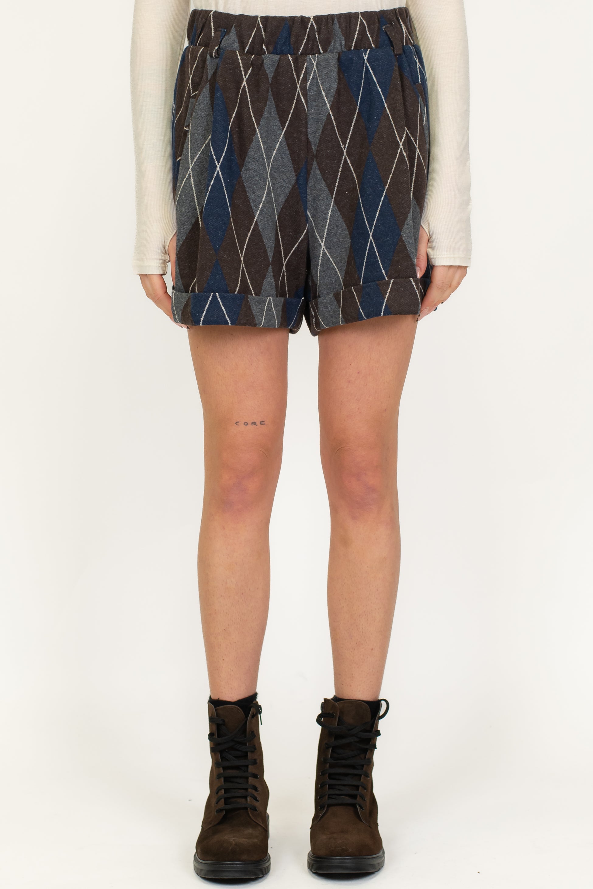 Tensione in - Shorts fantasia rombi a contrasto con elastico in vita