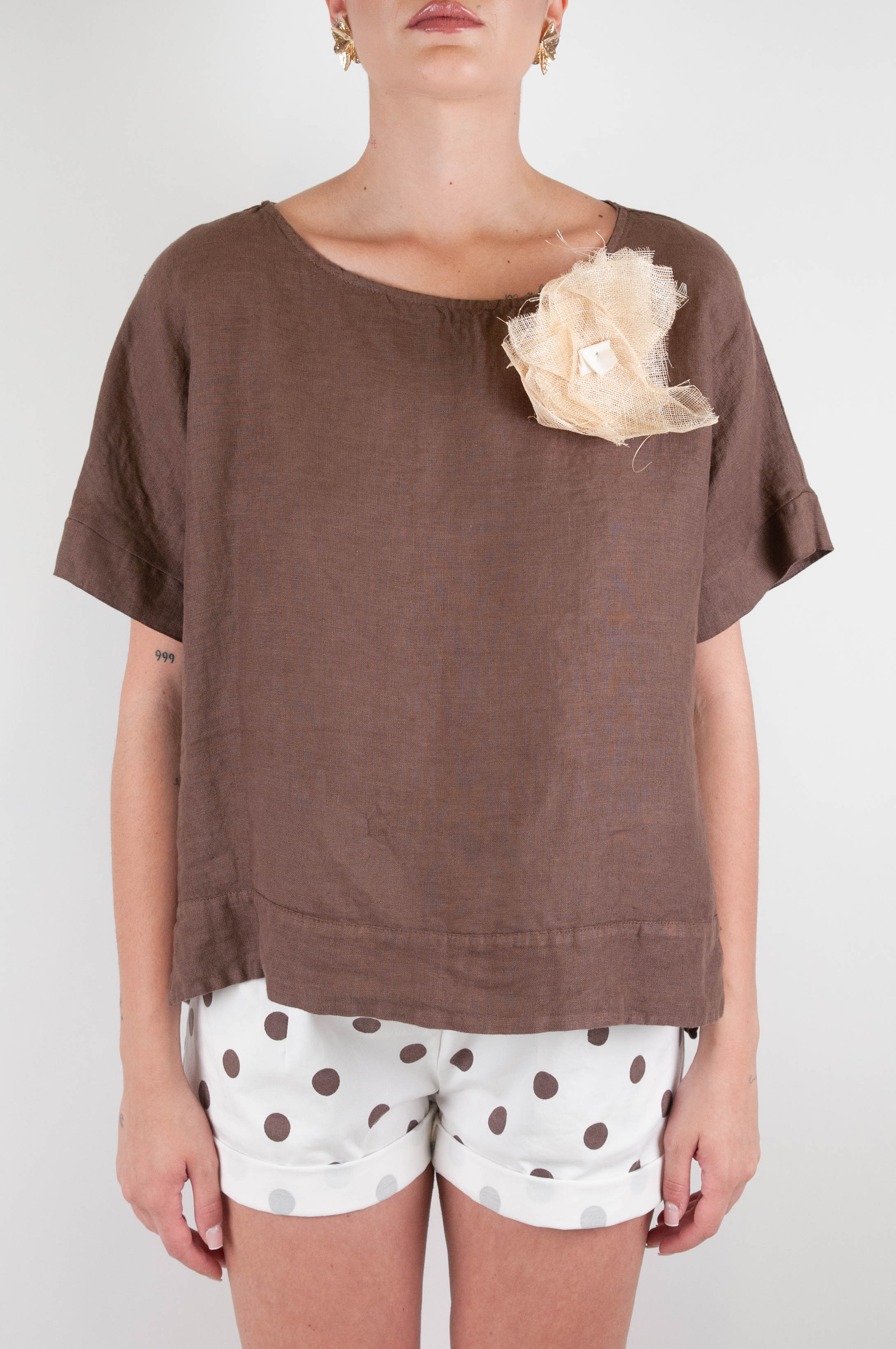 Tensione in - Blusa mezza manica in puro lino con spilla fiore