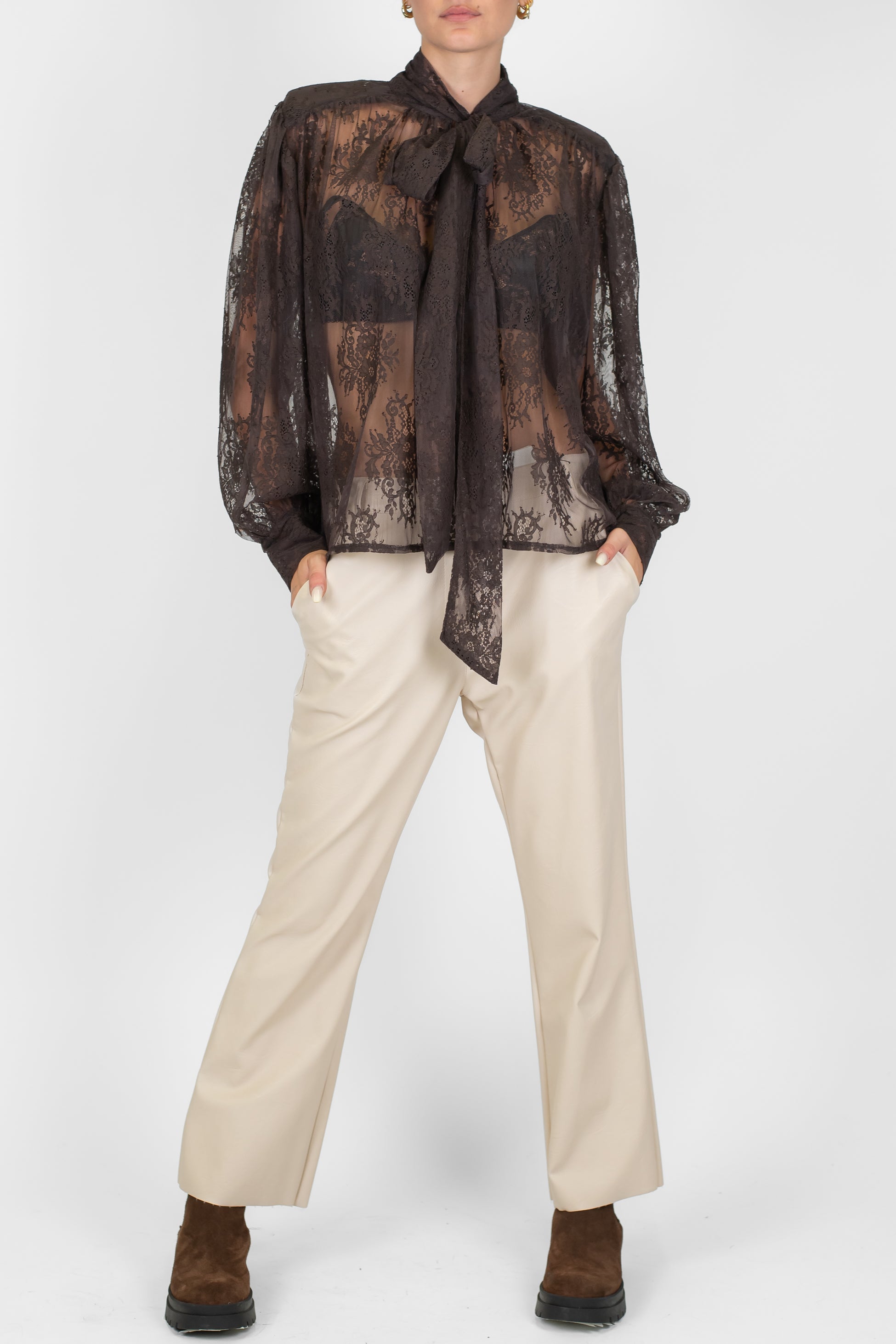 Tensione in - Pantalone a trombetta in ecopelle con elastico sul retro