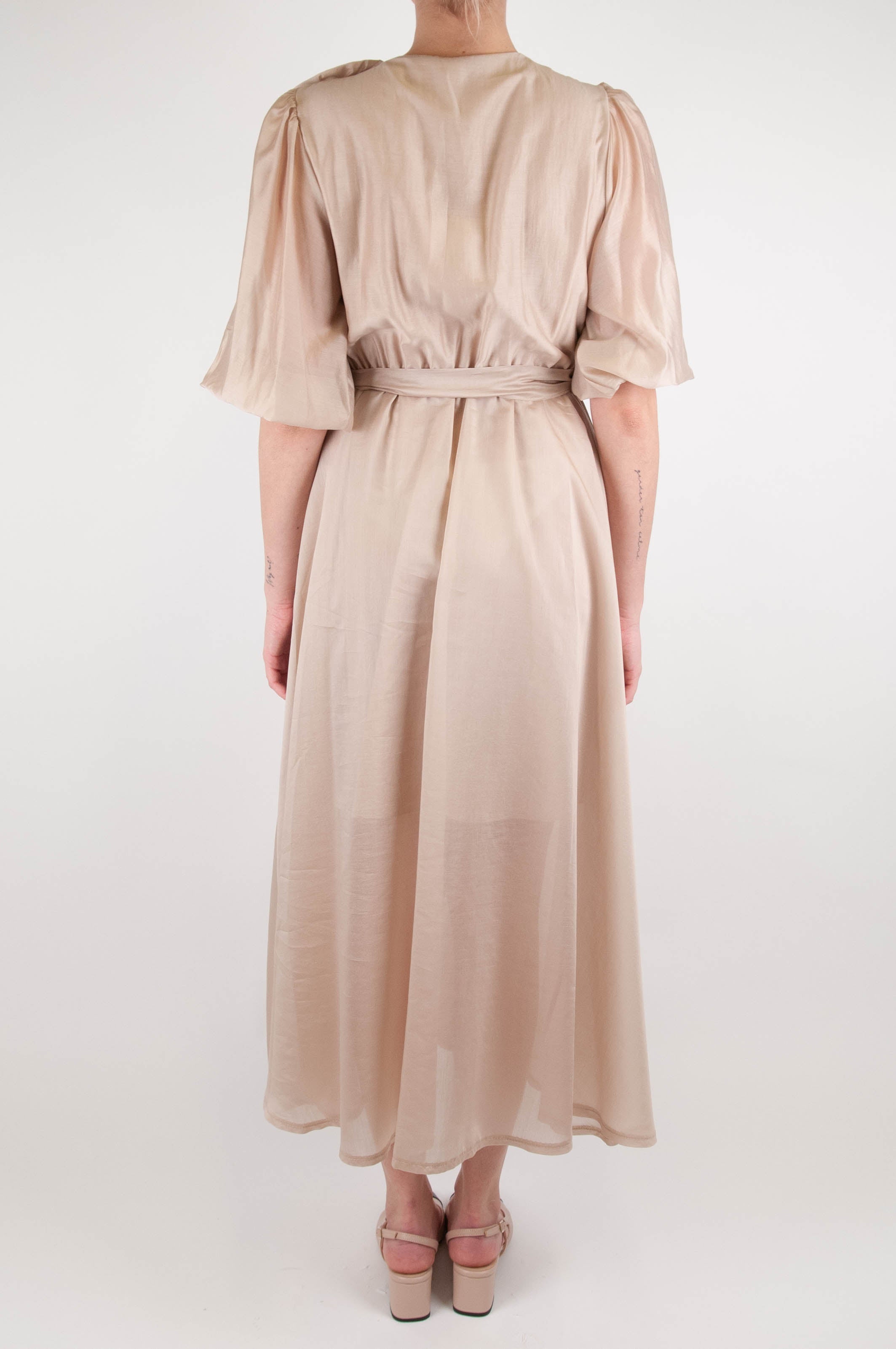 Tension in - Shirtdress with three-quarter sleeves and flower brooch