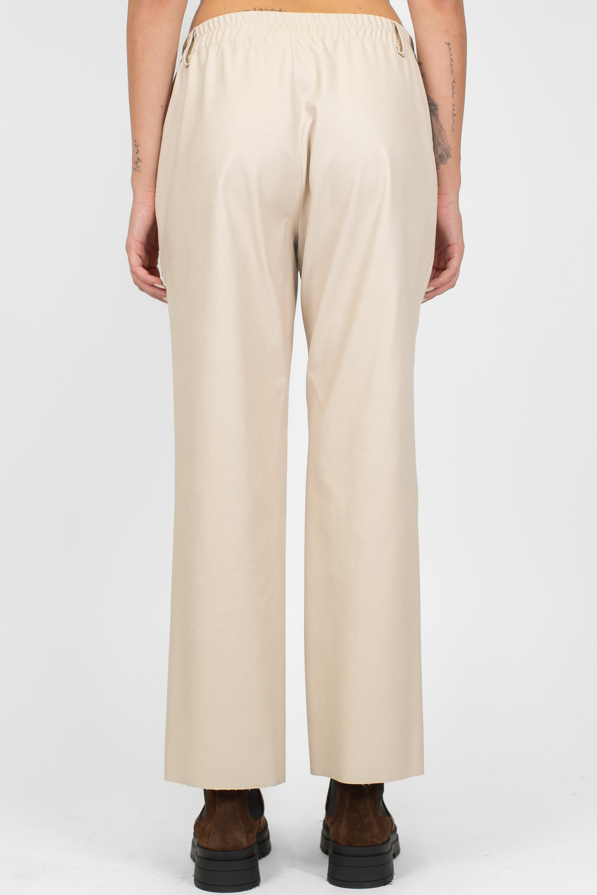 Tensione in - Pantalone a trombetta in ecopelle con elastico sul retro