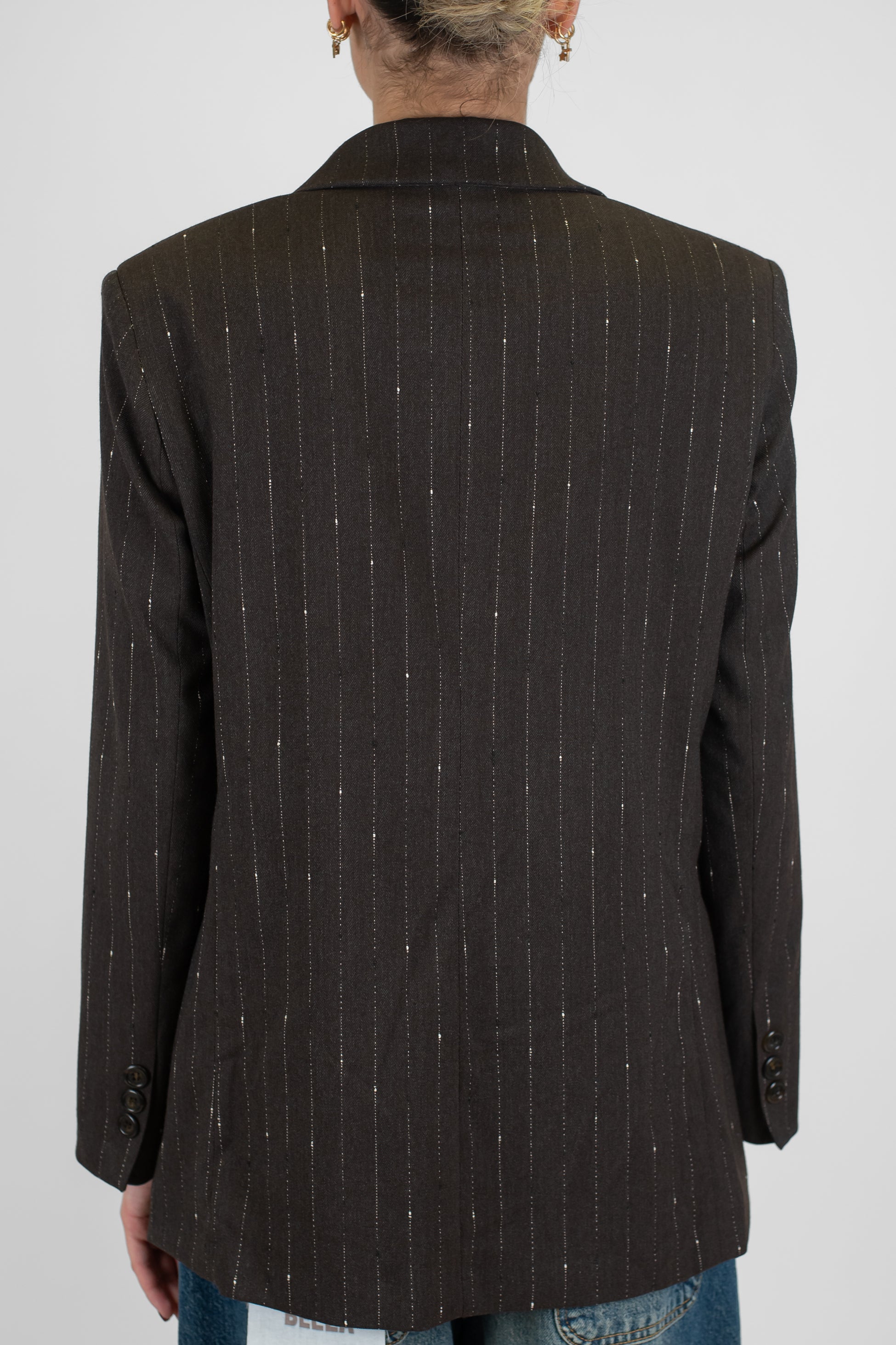 Maryley - Giacca doppiopetto gessata con spilla gioiello su rever