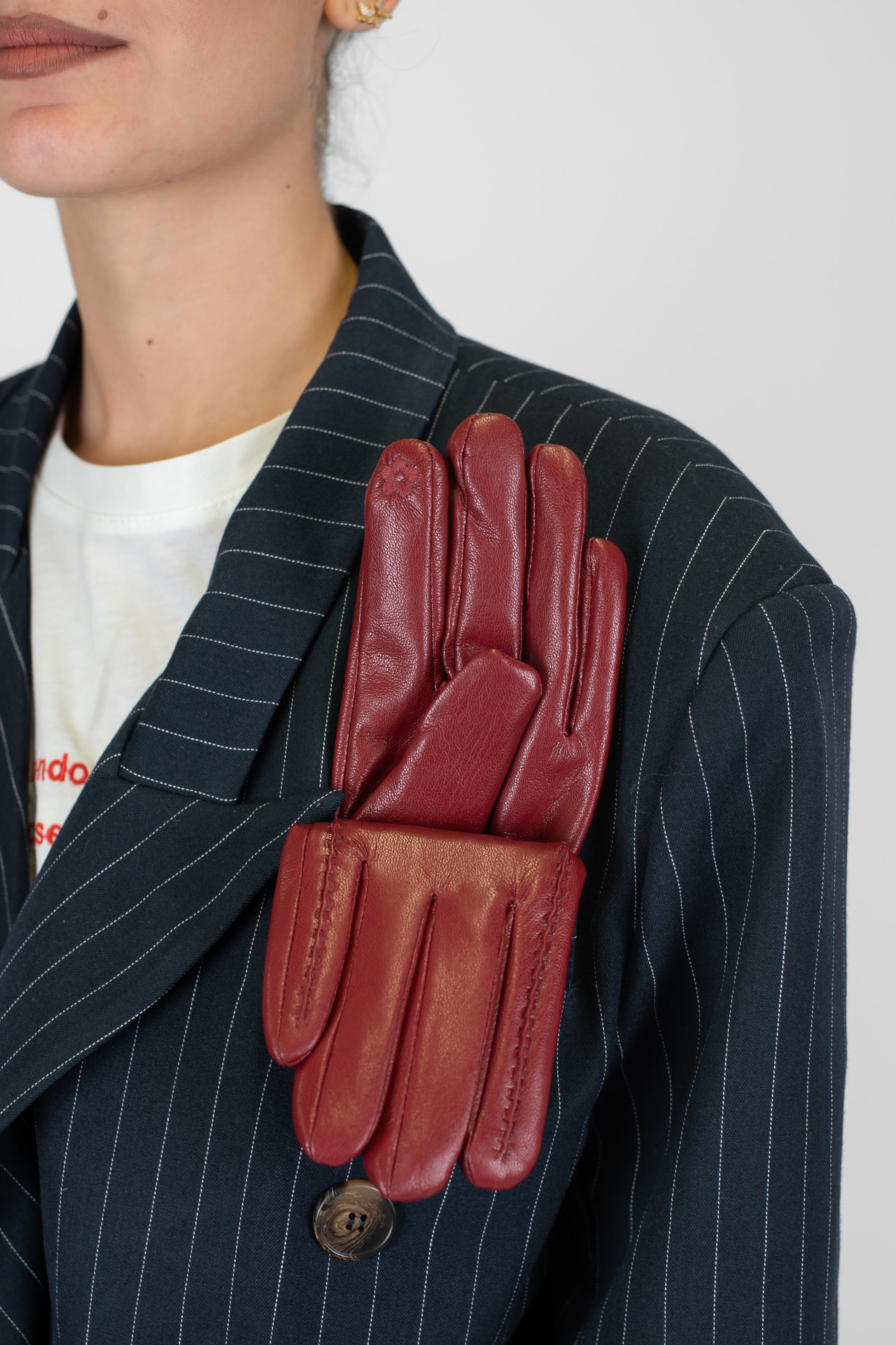 Tensione in - Giacca doppiopetto gessata crop con guanti a contrasto