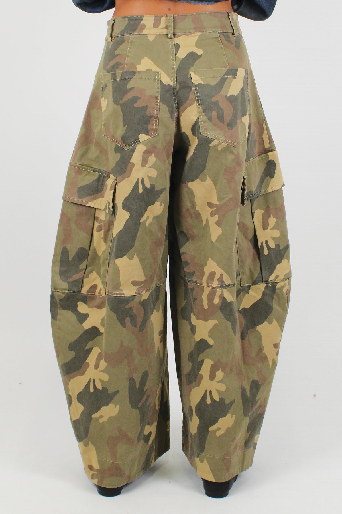 Tensione in - Pantalone cargo-balloon ampio fantasia camouflage