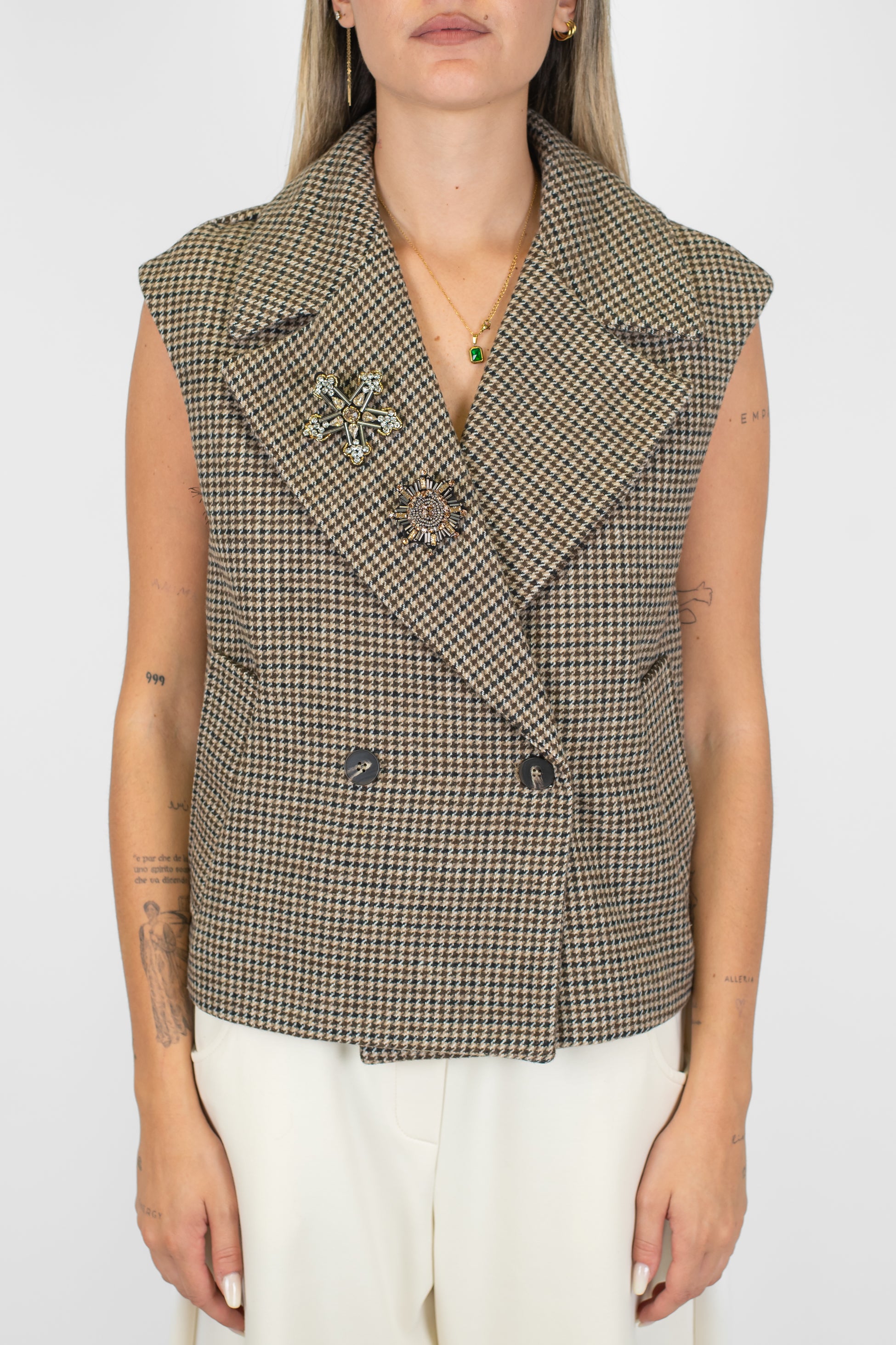Tensione in - Gilet doppiopetto fantasia pie de poule in misto lana con spilla gioello