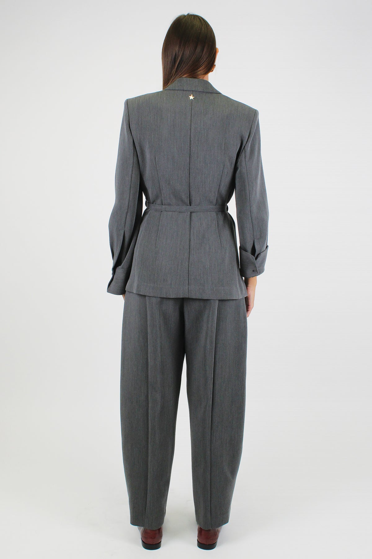 Souvenir - Tailleur in tessuto tecnico con giacca monopetto con spalline e pantalone balloon con chiusura zip laterale